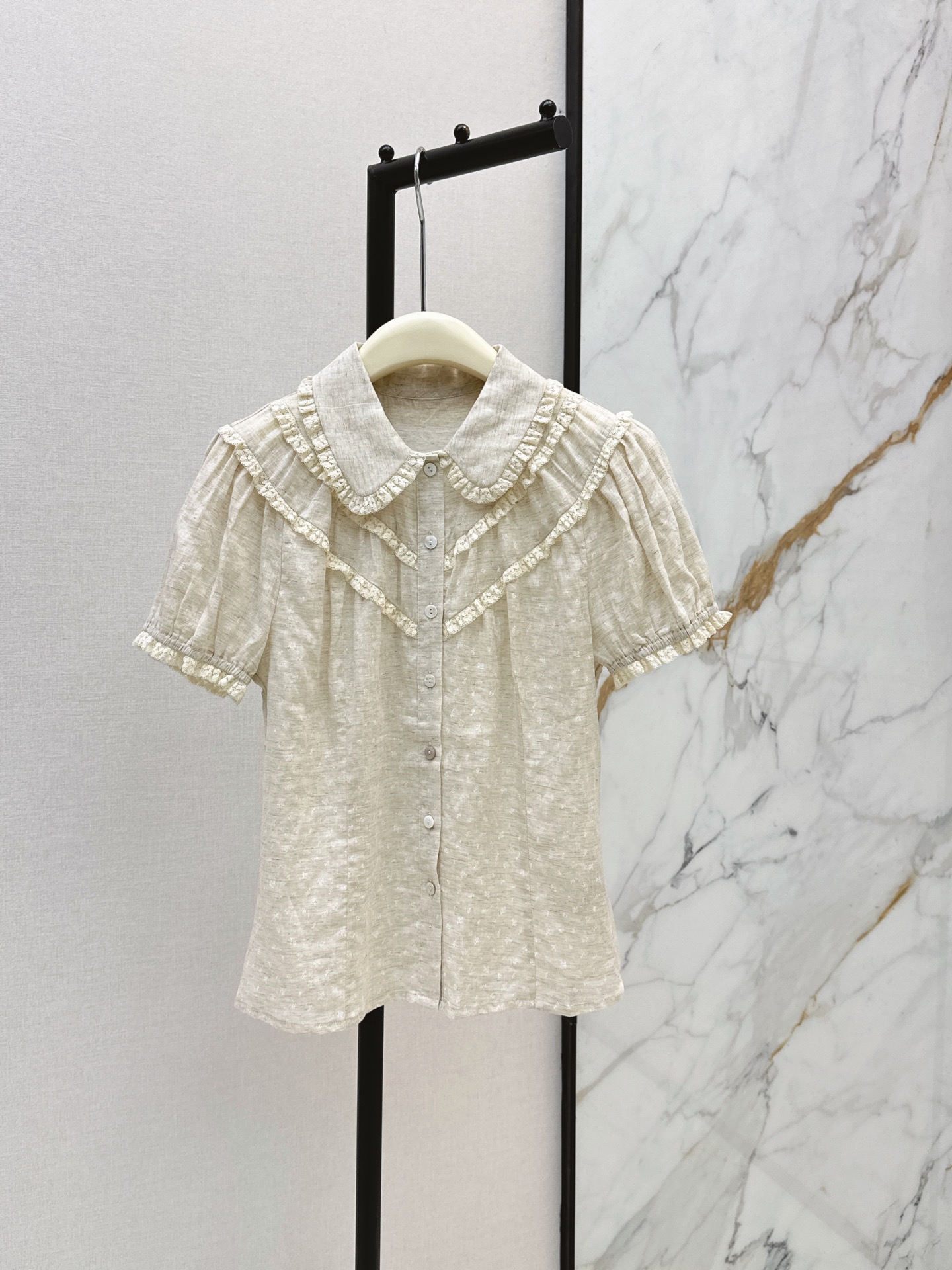 NO:875732,Fashionable niche design 26Ss————The latest French ruffled pastoral top for spring and summer has a gentle atmosphere. It is made of light and breathable micro-texture fabric. The texture is light and the upper body is refreshing and not stuffy. It is classic with layers of ruffles. Modifies the neck line. It is gentle and slim. Suitable for a variety of body shapes. Two colors are available now smlxl,,19860909时髦小众设计 26Ss————春夏最新款法式荷叶边田园式小上衣自带温柔氛围感 采用轻薄透气的微透肌理面料 质感轻盈上身清爽不闷 经典搭配层层荷叶边 修饰脖颈线条 温柔又显瘦 适配多种身形 两色现货发售smlxl,,,Women's clothing