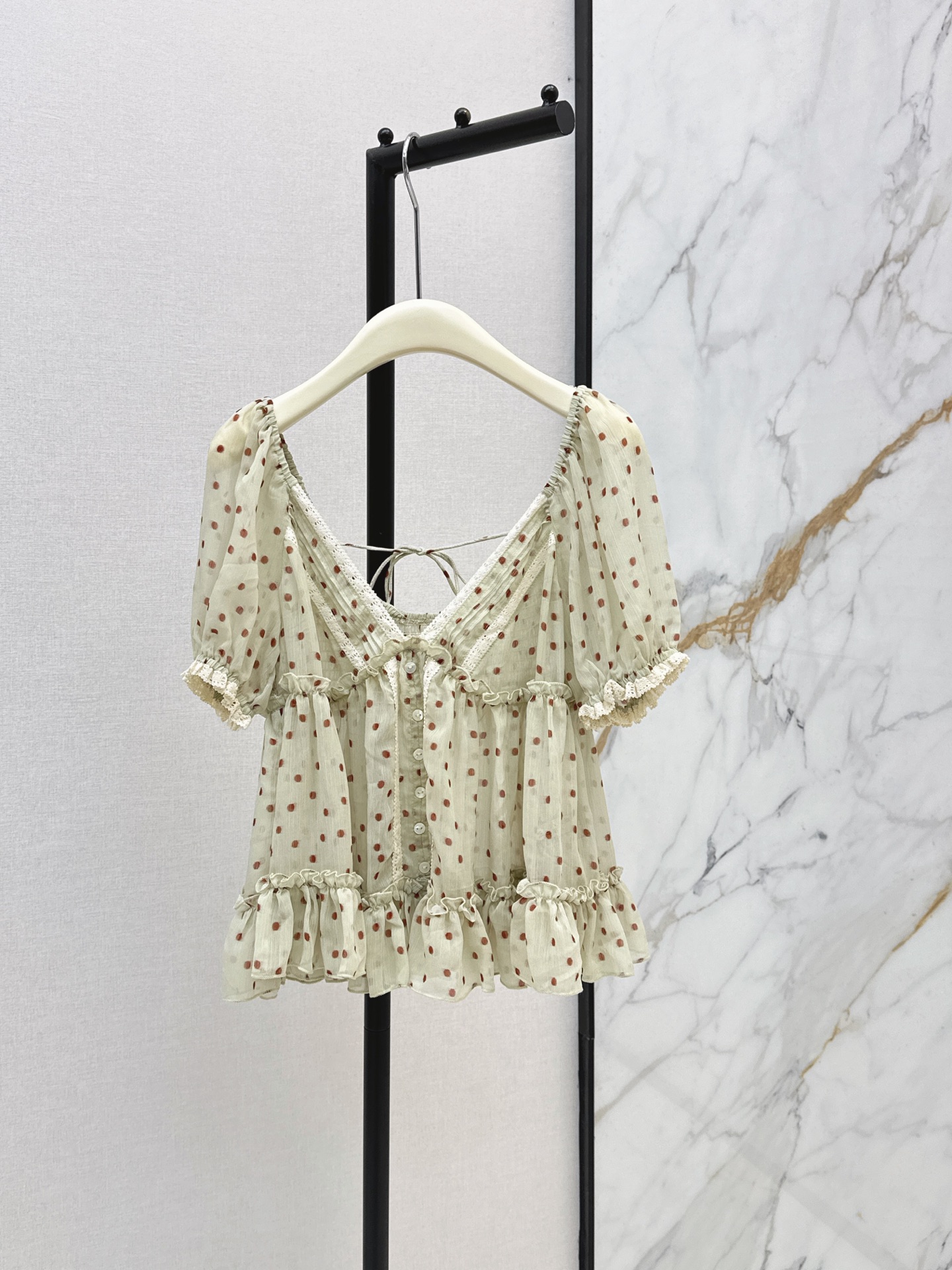 NO:875739,Fashionable niche design 26Ss————The latest French ruffled pastoral V-neck top for spring and summer has a gentle atmosphere. It is made of light and breathable micro-textured fabric. The texture is light and the upper body is refreshing and not stuffy. It is classic with layers of ruffles. It modifies the neck line. It is gentle and slim. Suitable for a variety of body shapes. Two colors are available now smlxl,,19860909时髦小众设计 26Ss————春夏最新款法式荷叶边田园式V领上衣自带温柔氛围感 采用轻薄透气的微透肌理面料 质感轻盈上身清爽不闷 经典搭配层层荷叶边 修饰脖颈线条 温柔又显瘦 适配多种身形 两色现货发售smlxl,,,Women's clothing