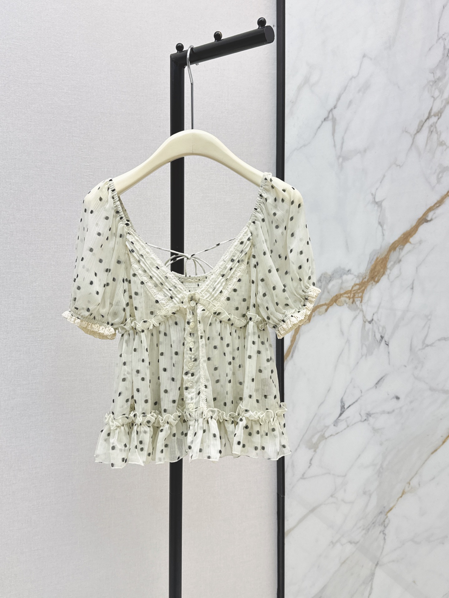 NO:875745,Fashionable niche design 26Ss————The latest French ruffled pastoral V-neck top for spring and summer has a gentle atmosphere. It is made of light and breathable micro-textured fabric. The texture is light and the upper body is refreshing and not stuffy. It is classic with layers of ruffles. It modifies the neck line. It is gentle and slim. Suitable for a variety of body shapes. Two colors are available now smlxl,,19860909时髦小众设计 26Ss————春夏最新款法式荷叶边田园式V领上衣自带温柔氛围感 采用轻薄透气的微透肌理面料 质感轻盈上身清爽不闷 经典搭配层层荷叶边 修饰脖颈线条 温柔又显瘦 适配多种身形 两色现货发售smlxl,,,Women's clothing