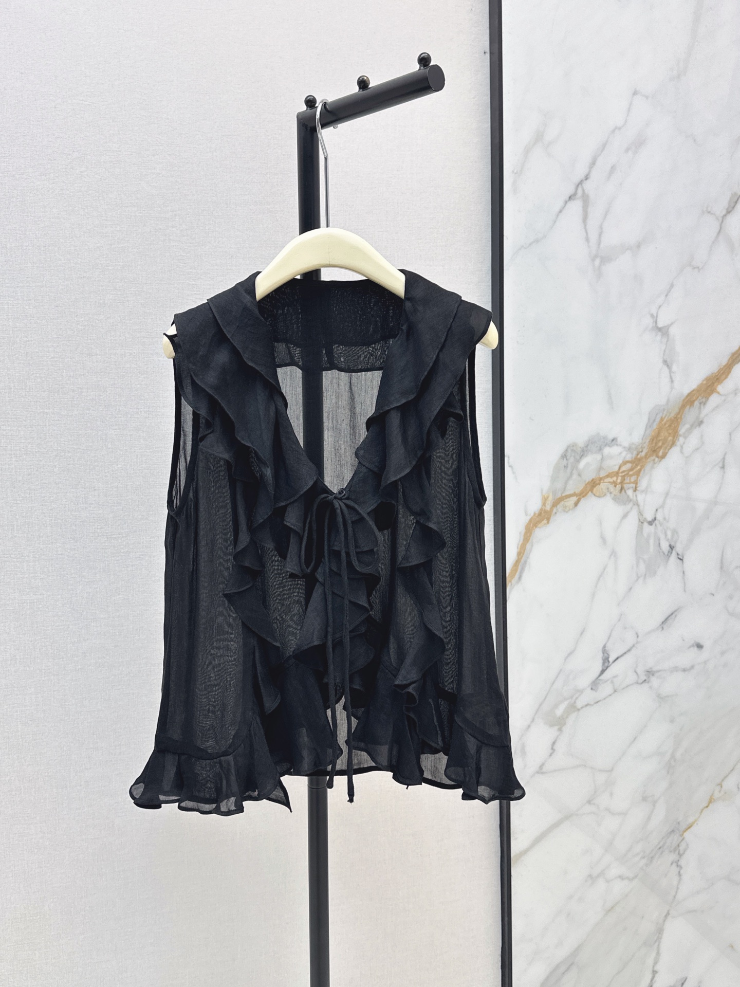 NO:875754,Fashionable niche design 26Ss————The latest French heavy-duty ramie ruffled sleeveless vest for spring and summer. Romantic French style is the keynote. It is an atmospheric artifact in summer wear. The neckline adopts multiple pieces of pleated ruffles. The progressive lace has a three-dimensional fluffy feeling. It is gentle and slim. Drop-shoulder sleeveless tailoring. No shoulders. The micro-A silhouette of the hem easily hides the waist and abdomen. It has a cool and noble feeling.  Two colors ready for sale smlxl,,19860909时髦小众设计 26Ss————春夏最新款法式重工苎麻荷叶边无袖背心 浪漫的法式风格为基调 夏季穿搭里的氛围感神器 领口采用多片拼接的褶皱荷叶边 层层递进的花边自带立体蓬松感 温柔又显瘦 落肩式无袖剪裁 不挑肩型 下摆微A廓形轻松藏住腰腹肉肉 自带清冷贵气感 两色现货发售smlxl,,,Women's clothing