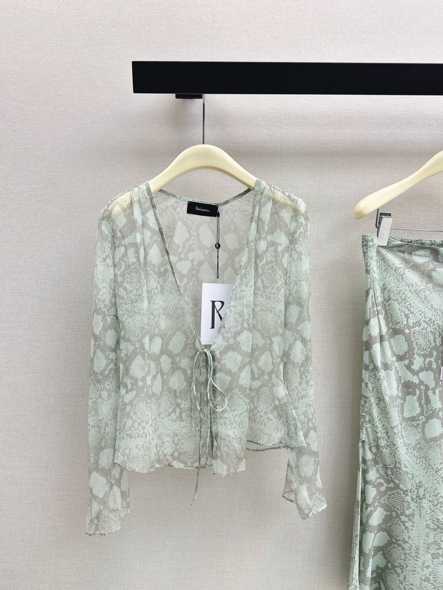 NO:875769,Fashionable niche design 26Ss————The latest printed silk suit for spring and summer is sweet and reduces age. It is very refreshing to wear in summer and is also suitable for vacation. One-line collar design with waist three-dimensional tailoring. An elegant young lady look~~ One color is developed separately. Ready for sale smlxl,,real silk,19860909时髦小众设计 26Ss————春夏最新款印花真丝套装甜美减龄 夏天穿很清新 度假也很适合 一字领设计搭配收腰立体剪裁 一整个优雅小姐姐Look～～ 一色分开发 现货发售smlxl,,real silk,,Women's clothing