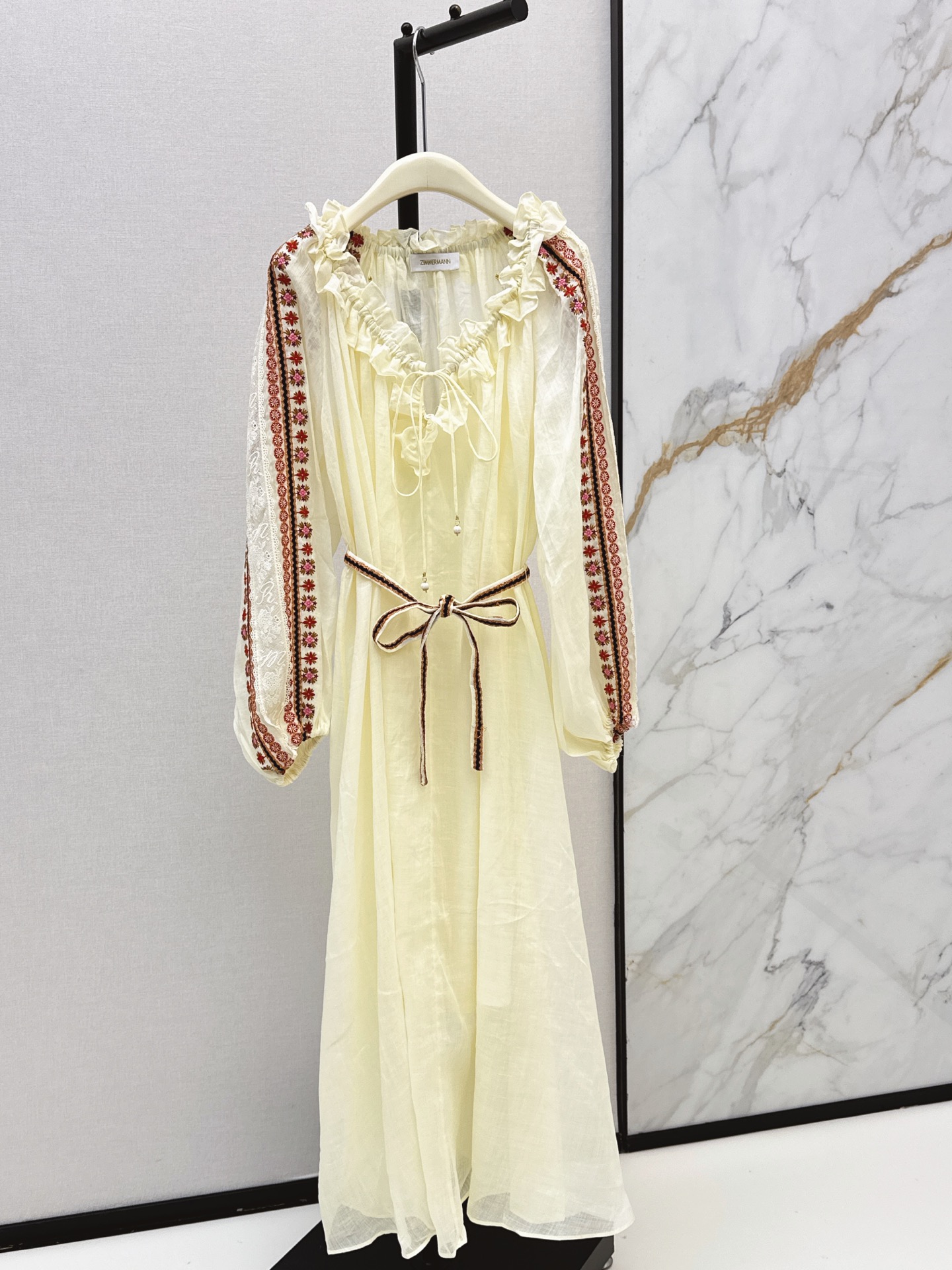 NO:875776,Exclusive first release of Zimmen-M 26Ss - the latest spring and summer long resort-style dress with an elegant and fresh resort-style atmosphere. Elegant pattern printing, a romantic and elegant white and rich beauty must-have item. 100% ramie fabric. One color ready for sale smlxl,,skirts,19860909独家首发 Zimmen-M 26Ss———春夏最新款度假风长款连衣裙淡雅清新的度假风气息 优雅图案印花浪漫优雅的白富美必备单品 百分百苎麻面料 一色现货发售smlxl,,skirts,,Women's clothing