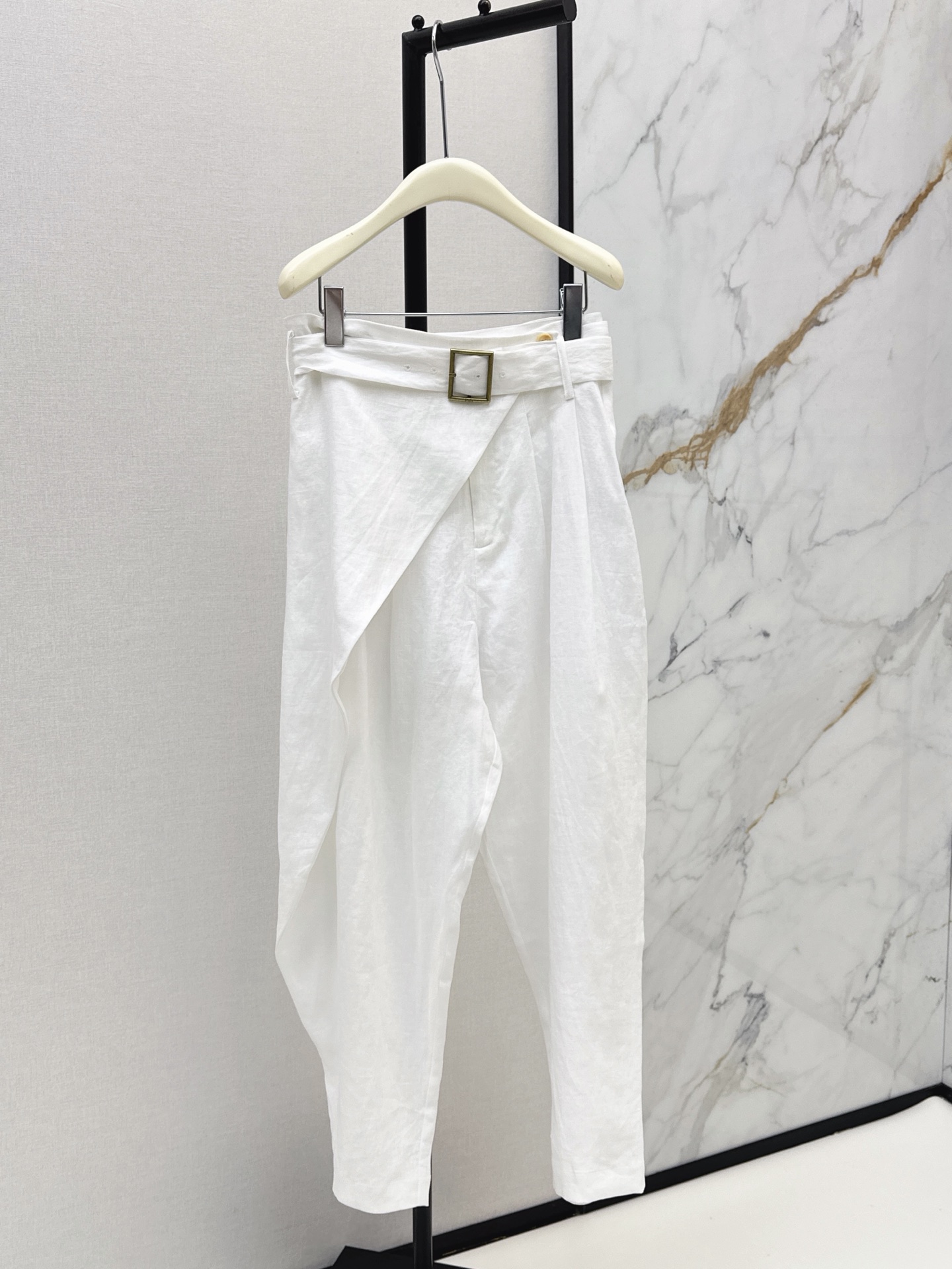 NO:875793,RL 26Ss————The latest linen trousers for spring and summer are made of natural linen material. They are moisture-absorbent and breathable. They are super comfortable to wear in summer. They have belt loops and zipper fly button closures. The waistband of the same fabric is equipped with a slide buckle. The right trouser leg adopts a wrap-style patchwork design. The patchwork is fixed on the left side of the waist. Front pleat details are full of layers. Easily get a lazy holiday style~ Ready for sale in one color sml,,19860909RL 26Ss————春夏最新款亚麻长裤采用天然亚麻材质 吸湿透气 夏天穿超舒服 腰带环拉链门襟纽扣式开合 同种面料腰带配有滑扣右侧裤腿采用裹身式拼片设计 拼片固定于腰部左侧 正面褶皱细节 层次感满满 轻松get慵懒度假风～ 一色现货发售sml,,,Women's clothing