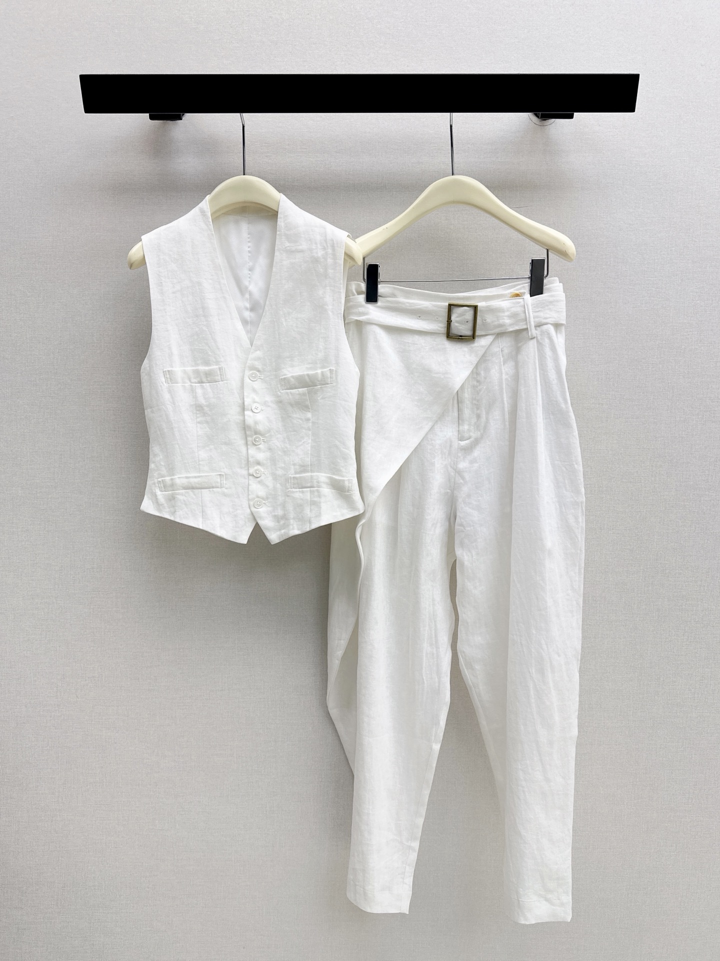 NO:875799,RL 26Ss————The latest old money style V-neck vest for spring and summer is made of high-quality linen fabric. It is light and breathable. V-neck button placket. Mother-of-pearl buttons are equipped with welt pockets and an adjustable back waistband. Simple and retro. It can be easily used for commuting and daily life. Sleeveless tailoring is OK for layering or wearing alone. White is versatile. It can be easily worn in minimalist style or old money style. One color ready for sale sml,,19860909RL 26Ss————春夏最新款老钱风穿搭V领马甲选用高品质亚麻面料 轻薄透气 V领纽扣式门襟 珠母贝纽扣配有贴边口袋和可调节后腰带 简约复古 通勤日常都能轻松驾驭 无袖剪裁叠穿或单穿都很OK 白色百搭 极简风or老钱风都能轻松拿捏 一色现货发售sml,,,Women's clothing