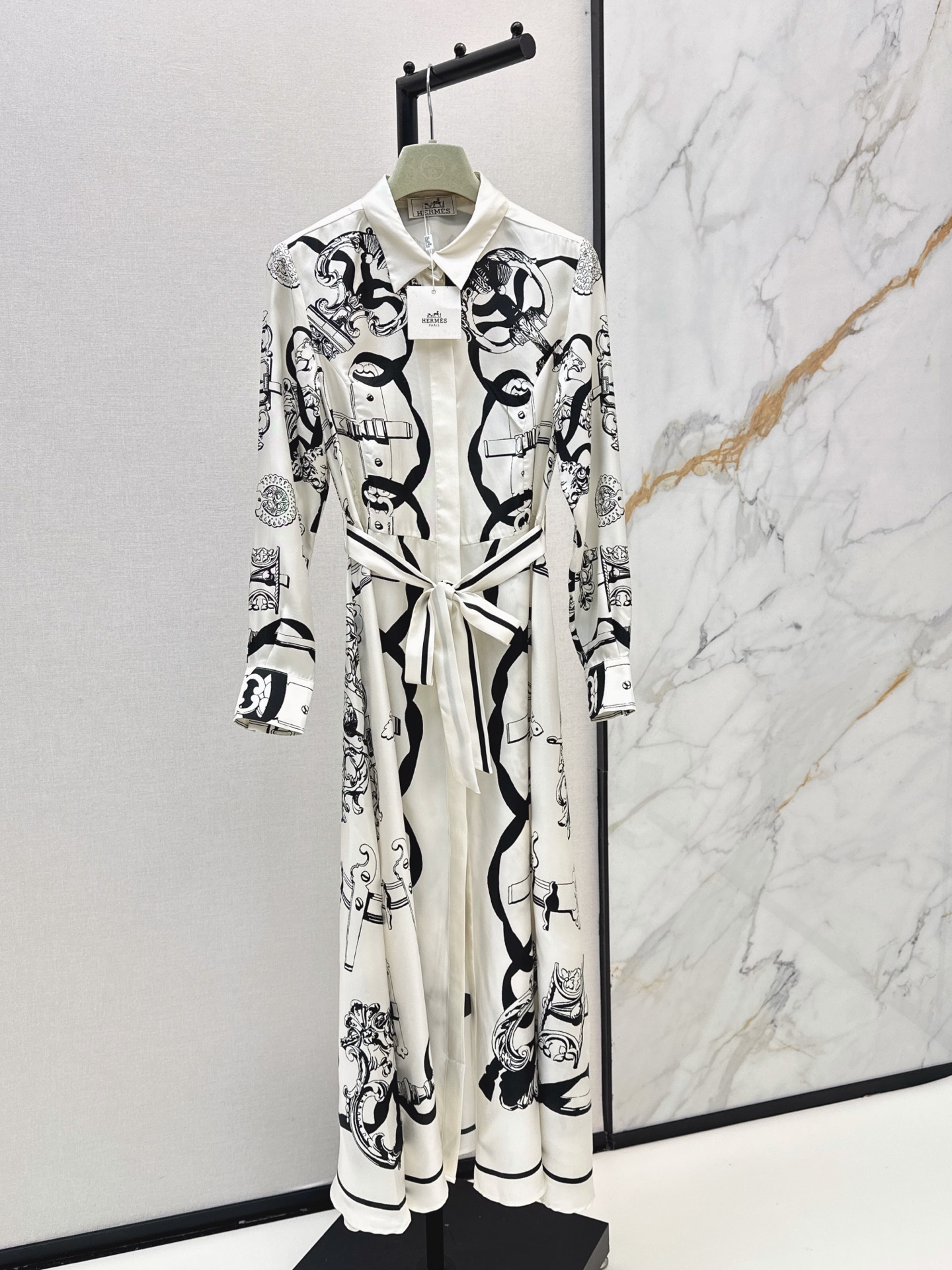 NO:875805,Her 26Ss————The latest printed silk dress in early spring, 100% silk fabric, retro and fashionable, low-key temperament and luxurious and high-end. The version is versatile and not picky. The quality of workmanship depends on the details. White, rich and beautiful must buy. Two colors are available for sale smlxl,,skirts, real silk,19860909Her 26Ss————早春最新款印花真丝连衣裙百分百真丝面料 复古时髦 低调气质又奢华高级 版型百搭不挑人 做工品质看细节 白富美必入 两色现货发售smlxl,,skirts,real silk,,Women's clothing