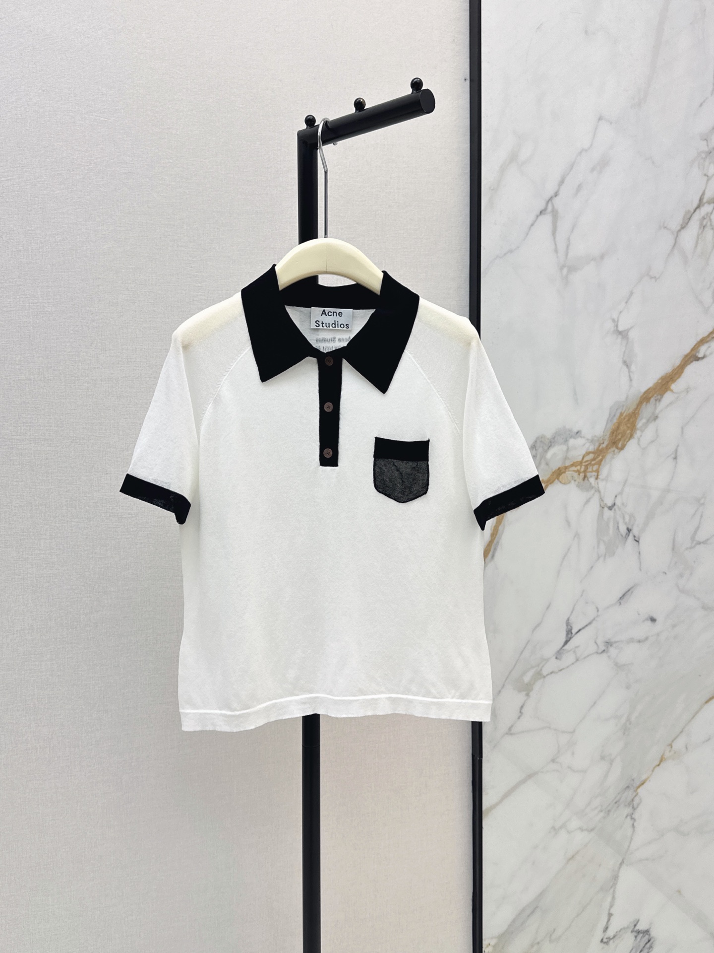 NO:875753,Acn～E 26Ss————The latest contrasting color knitted polo shirt for spring and summer. Classic polo collar. Black and white contrasting design. Letter print pattern embellishment on the back. Retro and playful. Simple yet distinctive. Wool blended knitted fabric. Light, comfortable and breathable. Short version. The upper body looks slim and elegant. One color ready for sale sml,,19860909Acn～E 26Ss————春夏最新款撞色针织polo衫 经典polo领领口 黑白撞色设计 后背字母印花图案点缀 复古俏皮 简约不失特色 羊毛混纺针织面料 轻薄舒适透气 短款版型 上身显瘦又气质 一色现货发售sml,,,Women's clothing