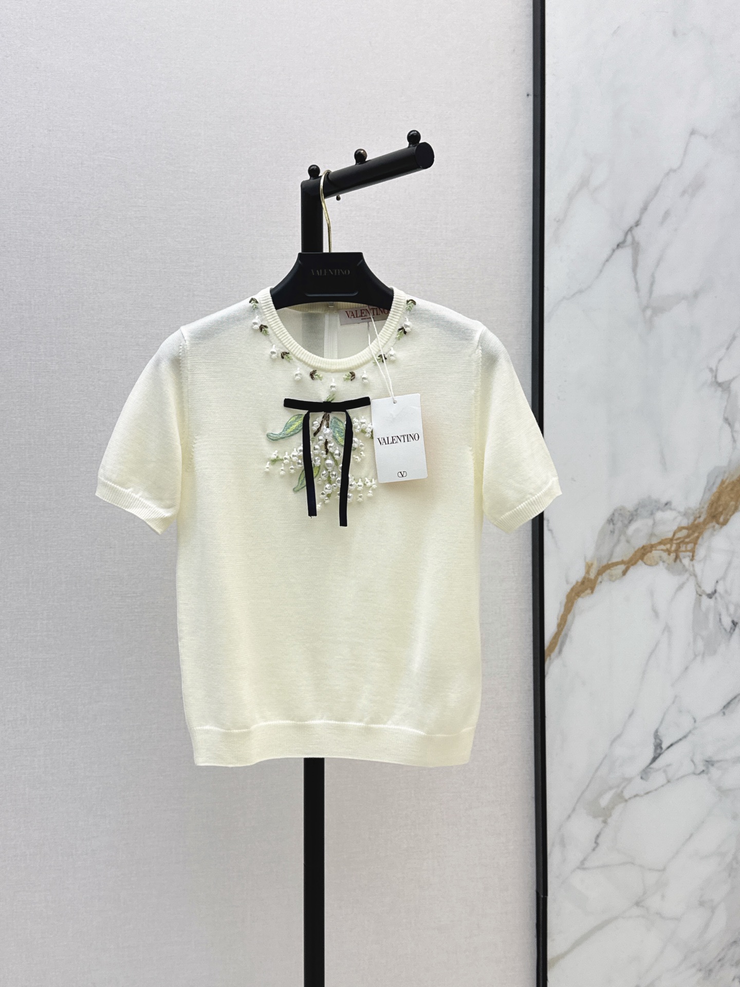 NO:875761,High-end outfit VLTN 26Ss————The latest heavy studded round neck sweater for spring and summer is elegant and high-end for the heroine’s daily wear. It has a fashionable feel and a bit of a formal atmosphere. It can be said to be both commuting and daily life. It is visually more sophisticated. One color ready for sale sml,,sweaters,19860909高级感穿搭 VLTN 26Ss————春夏最新款重磅钉钻圆领毛衣优雅高级感大女主的日常穿搭 有时髦感也有一点正式的氛围感 可以说是通勤和日常兼具 视觉感上更显高 一色现货发售sml,,sweaters,,Women's clothing