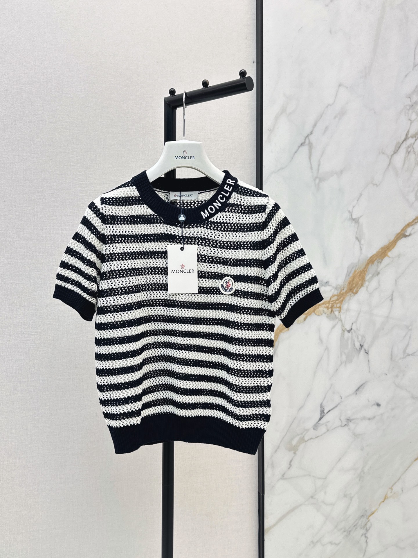 NO:875768,Mc 26Ss————The latest spring and summer retro hollow contrasting striped short sleeves with looming hollow patterns. Strong visual impact. Extremely fashionable. Not picky about body shape. Covers the flesh and looks slim. Even fat sisters can easily control it. Slim but not tight. One color ready for sale sml,, T-shirt,19860909Mc 26Ss————春夏最新款复古镂空撞色条纹短袖若隐若现的镂空花纹 视觉冲击力强 时髦感爆棚 不挑身材 遮肉又显瘦 微胖姐妹也能轻松驾驭 修身但不紧绷 一色现货发售sml,,T-shirt,,Women's clothing