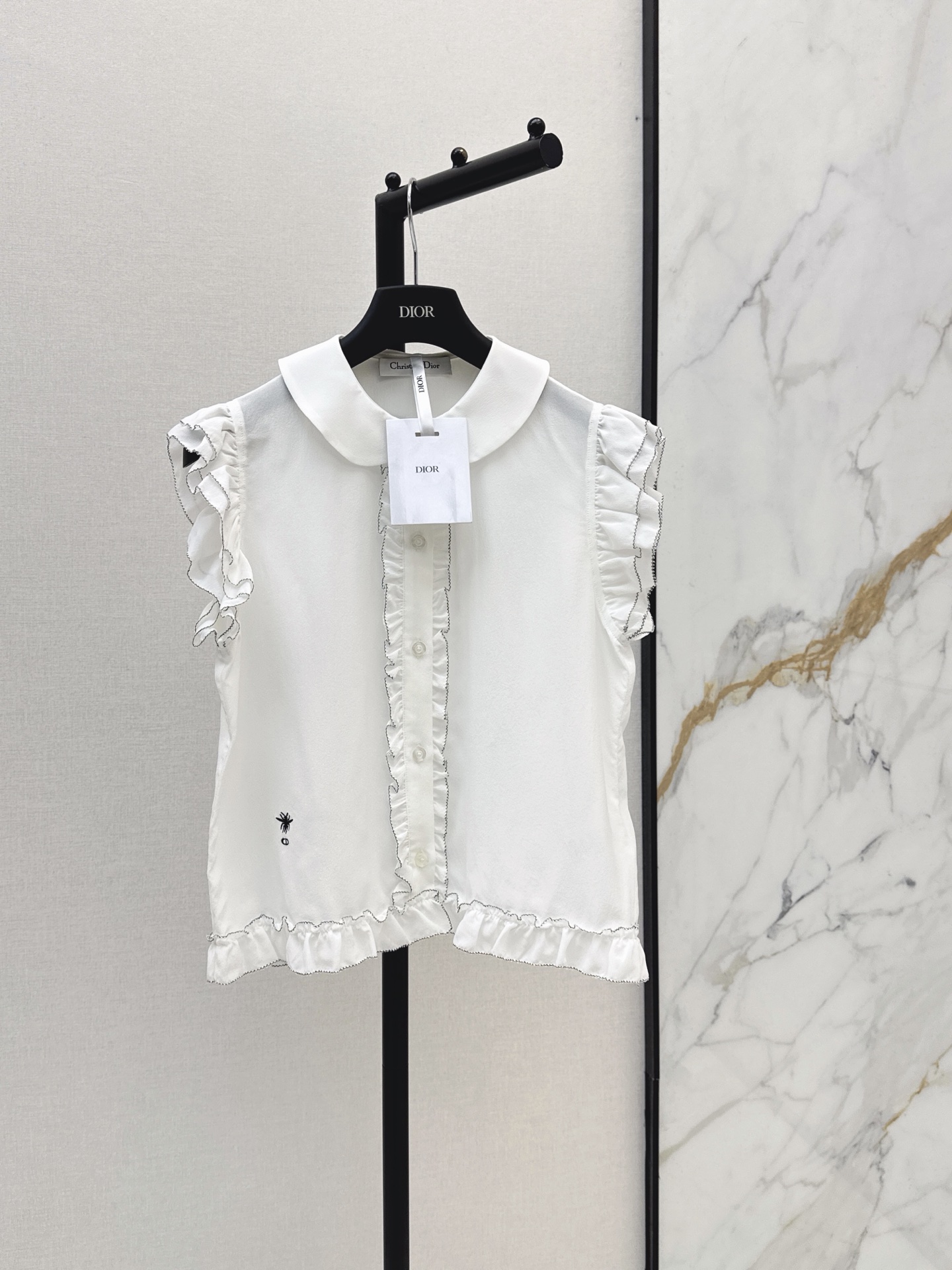 NO:875607,CD 26Ss————The latest spring and summer ruffled lace doll lapel silk shirt. 100% silk fabric. Very breathable and drapey. Elegant and generous temperament. Simple but not lacking in highlights. Age-reducing H-shaped tailoring. Slight silhouette. More hidden flesh and a casual feel. Excellent in any combination. One color ready for sale sml,, shirts, real silk,19860909CD 26Ss————春夏最新款荷叶花边娃娃翻领真丝衬衫 百分百真丝面料 透气性和垂坠感很好 优雅大方的气质 简约又不缺少亮点 减龄H版型剪裁 略带廓形感 更加的藏肉和具有休闲感 随意搭配都出色 一色现货发售sml,,shirts,real silk,,Women's clothing