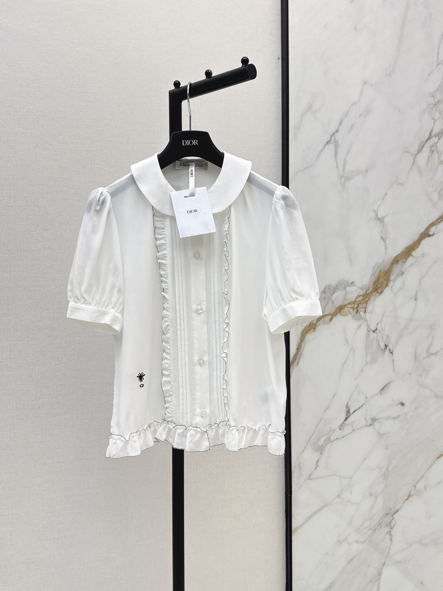 NO:875599,CD 26Ss————The latest spring and summer ruffled lace doll lapel silk shirt. 100% silk fabric. Very breathable and drapey. Elegant and generous temperament. Simple but not lacking in highlights. Age-reducing H-shaped tailoring. Slight silhouette. More hidden flesh and a casual feel. Excellent in any combination. One color ready for sale sml,, shirts, real silk,19860909CD 26Ss————春夏最新款荷叶花边娃娃翻领真丝衬衫 百分百真丝面料 透气性和垂坠感很好 优雅大方的气质 简约又不缺少亮点 减龄H版型剪裁 略带廓形感 更加的藏肉和具有休闲感 随意搭配都出色 一色现货发售sml,,shirts,real silk,,Women's clothing