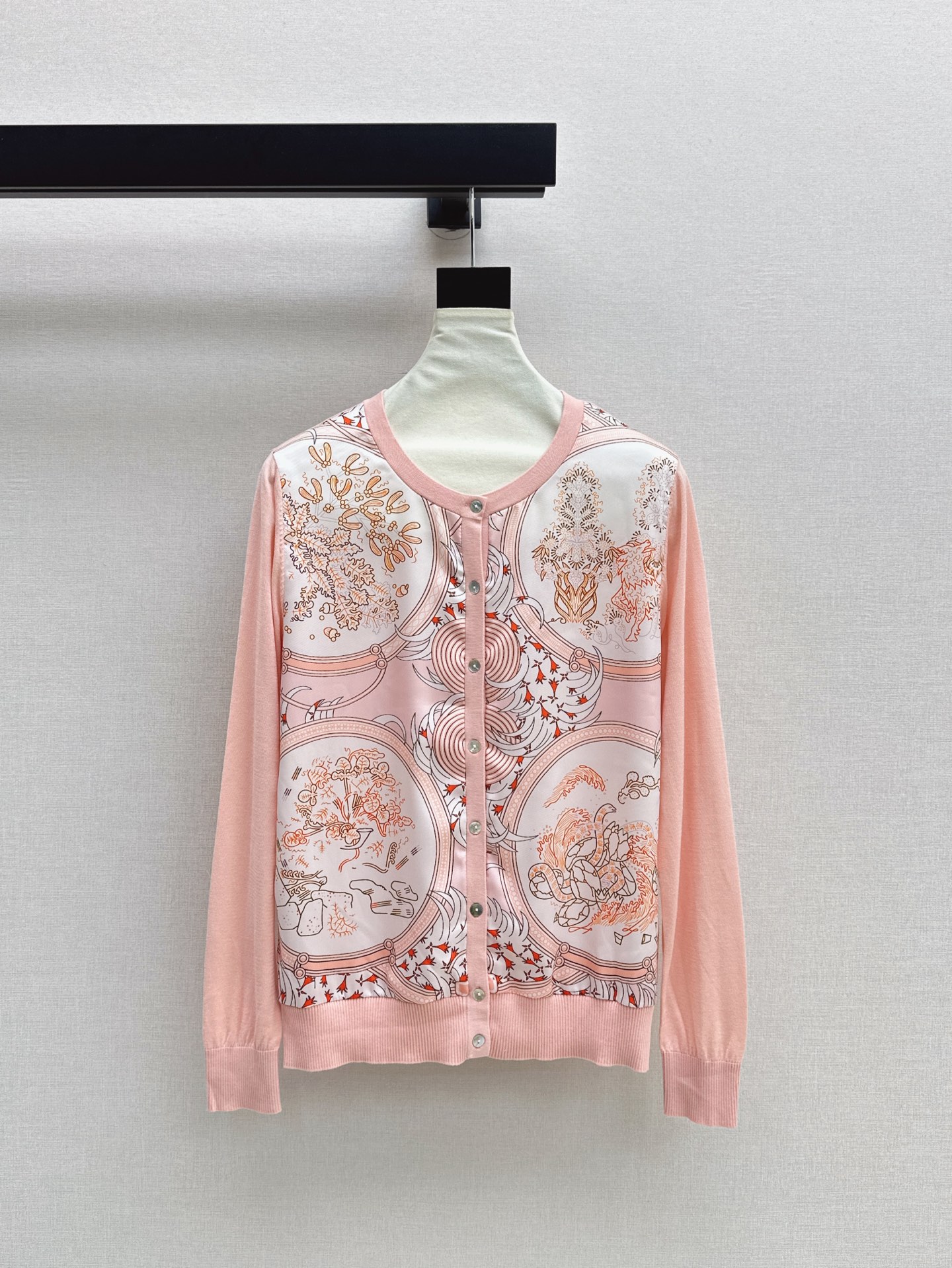 NO:928677,Exclusive debut of Her 26Ss————Early autumn’s latest rayon printed pattern spliced ​​knitted cardigan Tencel knitted fabric spliced ​​twill rayon Light and thin texture with good breathability A must-have item for summer The classic version is not picky The upper body is slim and versatile Three colors are available for sale sml,,19860909独家首发 Her 26Ss————早秋最新款人丝印花图案拼接针织开衫天丝针织面料拼接斜纹人丝 轻薄的质感透气性很好 夏日必备单品 工经典版型不挑人 上身显瘦又百搭 三色现货发售sml,,,Women's clothing