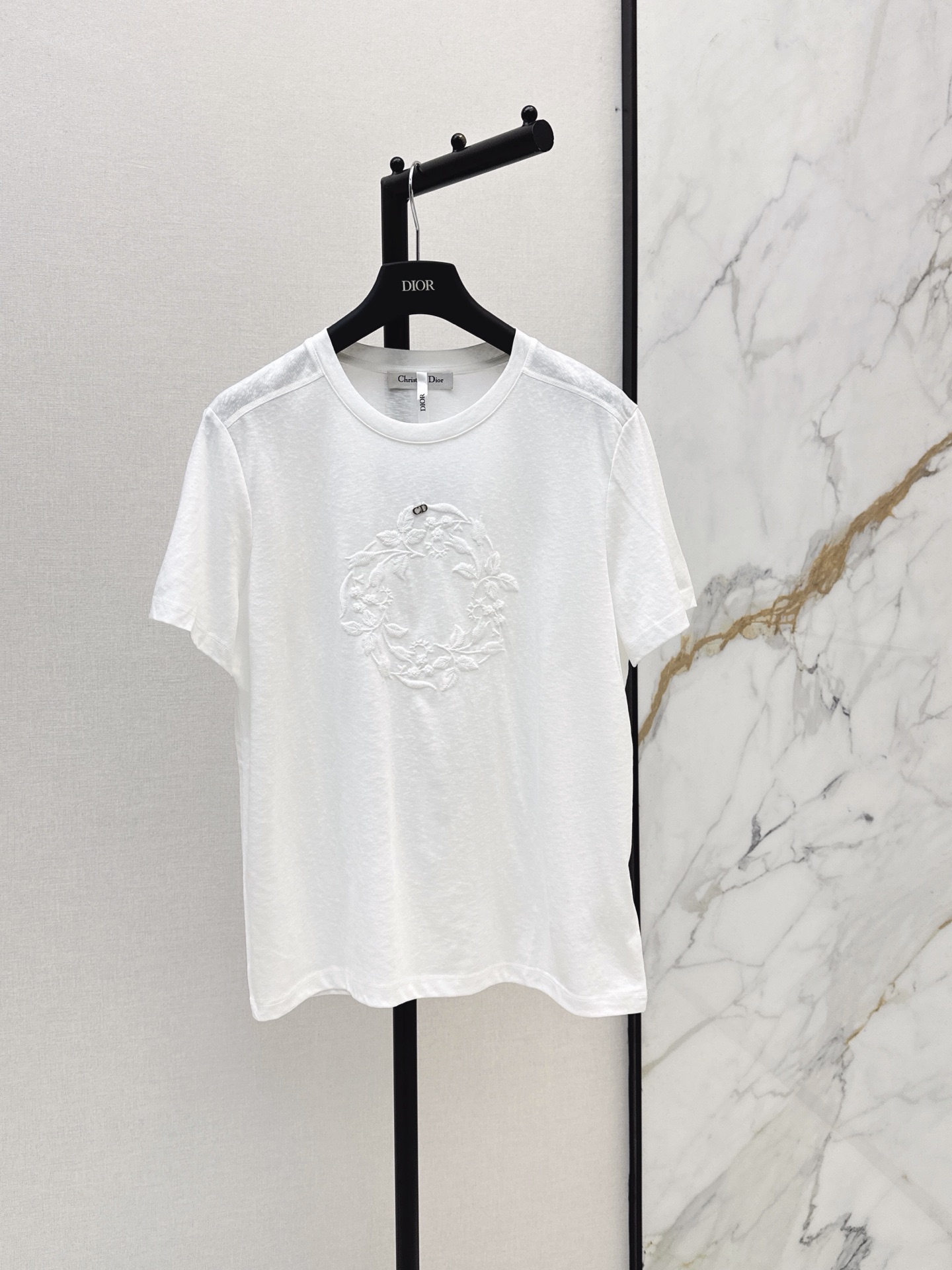 NO:876845,CD 26Ss————The latest embroidered short-sleeved T-shirt for spring and summer. It is made of pure cotton fabric. It is soft and skin-friendly and has excellent breathability. It is super comfortable to wear in summer. The same color CD decoration on the chest is low-key and exquisite. It has a full three-dimensional effect. The round neck is loose and tolerant, simple and generous. It can be easily used for daily leisure or commuting. It is OK with jeans and skirts. It is easy to get a lazy and high-end feeling ~ one color ready for sale sml,,skirts,jeans,T-shirt,tees,t-shirt,19860909CD 26Ss————春夏最新款刺绣短袖T恤 采用纯棉面料 柔软亲肤透气性超棒 夏天穿超舒服 胸前同色CD装饰点缀低调精致 立体感满满 圆领宽松版型 包容性强简约大方 日常休闲或通勤都能轻松驾驭 搭配牛仔裤半裙都很OK 轻松get慵懒高级感～一色现货发售sml,,skirts,jeans,T-shirt,tees，t-shirt,,Women's clothing