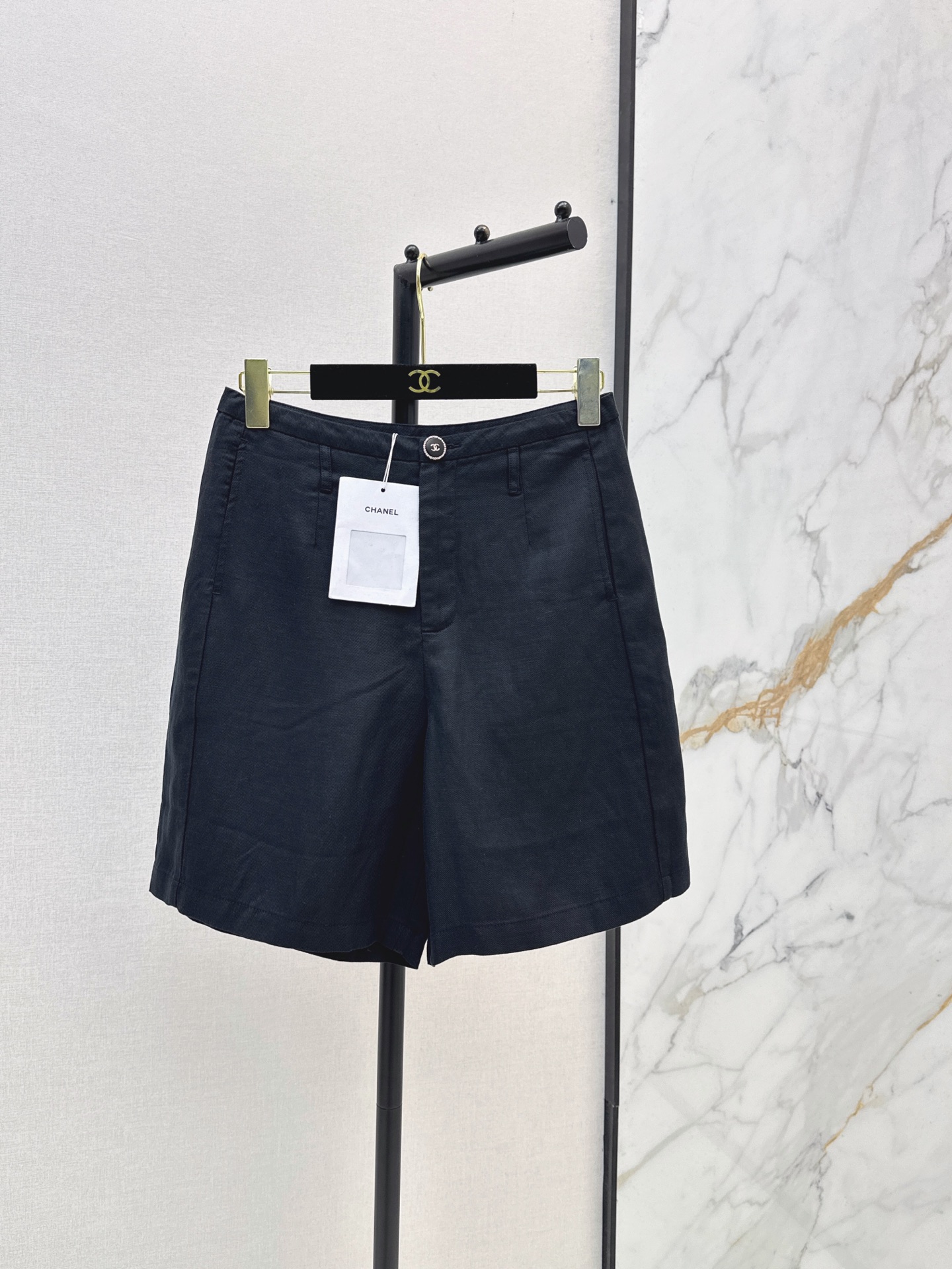 NO:876788,C Home 26Ss————The latest versatile linen shorts for spring and summer are made of linen fabric. They are light and breathable and super comfortable to wear in summer. The high-waisted A-line version is slim and tolerant. Sisters with wide hips and thick legs can also easily control it. Linen has natural wrinkles. It is versatile when paired with T-shirts or shirts. It is easy to get Korean style or old money style outfits. Two colors are available in stock, sml, chanel, shorts, shirts, tees, t-shirt,19860909C家 26Ss————春夏最新款百搭亚麻五分短裤采用亚麻面料 轻薄透气夏天穿超舒服 高腰A字版型 显瘦又包容 胯宽腿粗姐妹也能轻松驾驭 亚麻自带自然褶皱 随性慵懒搭配T恤或衬衫都很百搭 轻松get韩系or老钱风穿搭 两色现货发售sml,,chanel,shorts,shirts,tees，t-shirt,,Women's clothing