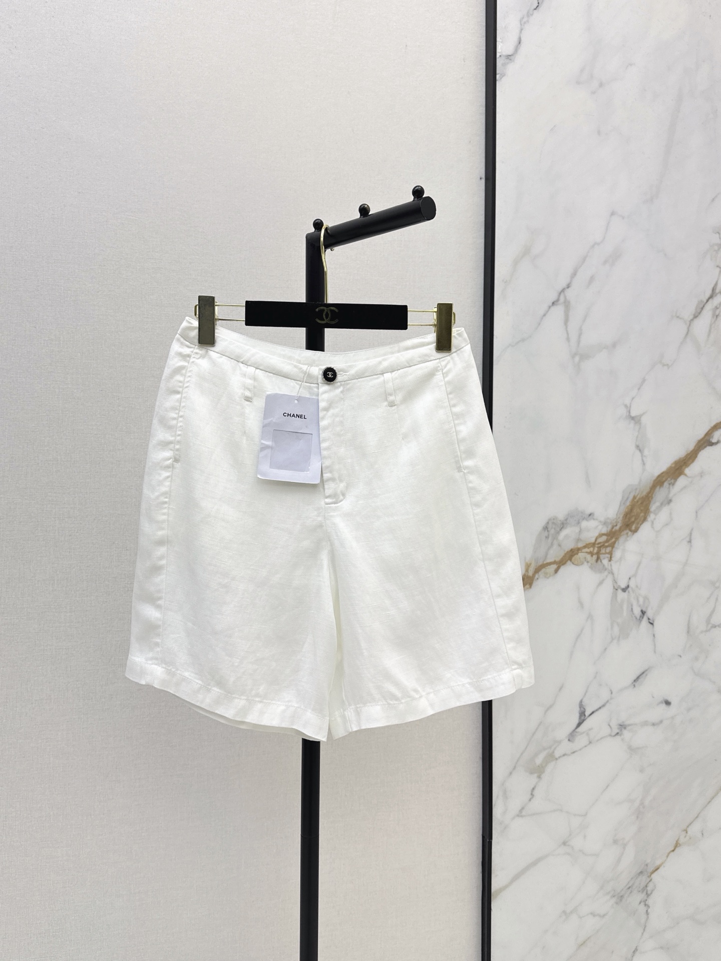 NO:876795,C Home 26Ss————The latest versatile linen shorts for spring and summer are made of linen fabric. They are light and breathable and super comfortable to wear in summer. The high-waisted A-line version is slim and tolerant. Sisters with wide hips and thick legs can also easily control it. Linen has natural wrinkles. It is versatile when paired with T-shirts or shirts. It is easy to get Korean style or old money style outfits. Two colors are available in stock, sml, chanel, shorts, shirts, tees, t-shirt,19860909C家 26Ss————春夏最新款百搭亚麻五分短裤采用亚麻面料 轻薄透气夏天穿超舒服 高腰A字版型 显瘦又包容 胯宽腿粗姐妹也能轻松驾驭 亚麻自带自然褶皱 随性慵懒搭配T恤或衬衫都很百搭 轻松get韩系or老钱风穿搭 两色现货发售sml,,chanel,shorts,shirts,tees，t-shirt,,Women's clothing