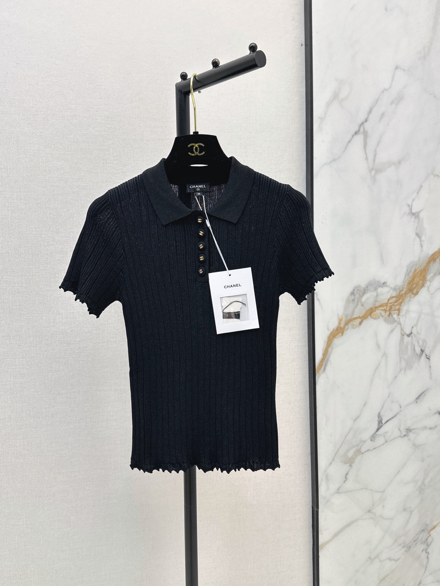 NO:876809,C Home 26Ss————The latest spring and summer slim fit Polo knitted short-sleeved vertical pit strip texture + lapel design, simple and detailed, metal buttons embellished, slightly curled cuffs and hem, full of retro style, soft and breathable fabric, super comfortable to wear in summer, slim cut, slimming and body-modifying, easy to control for commuting and dating in daily life ~ One color ready for sale sml,, chanel, T-shirt,19860909C家 26Ss————春夏最新款修身坑条Polo针织短袖竖坑条纹理+翻领设计 简约又有细节感 金属纽扣点缀 袖口和下摆微卷边 复古风满满 面料柔软透气夏天穿超舒服 修身剪裁显瘦又修饰身形 通勤约会日常都能轻松驾驭～一色现货发售sml,,chanel,T-shirt,,Women's clothing