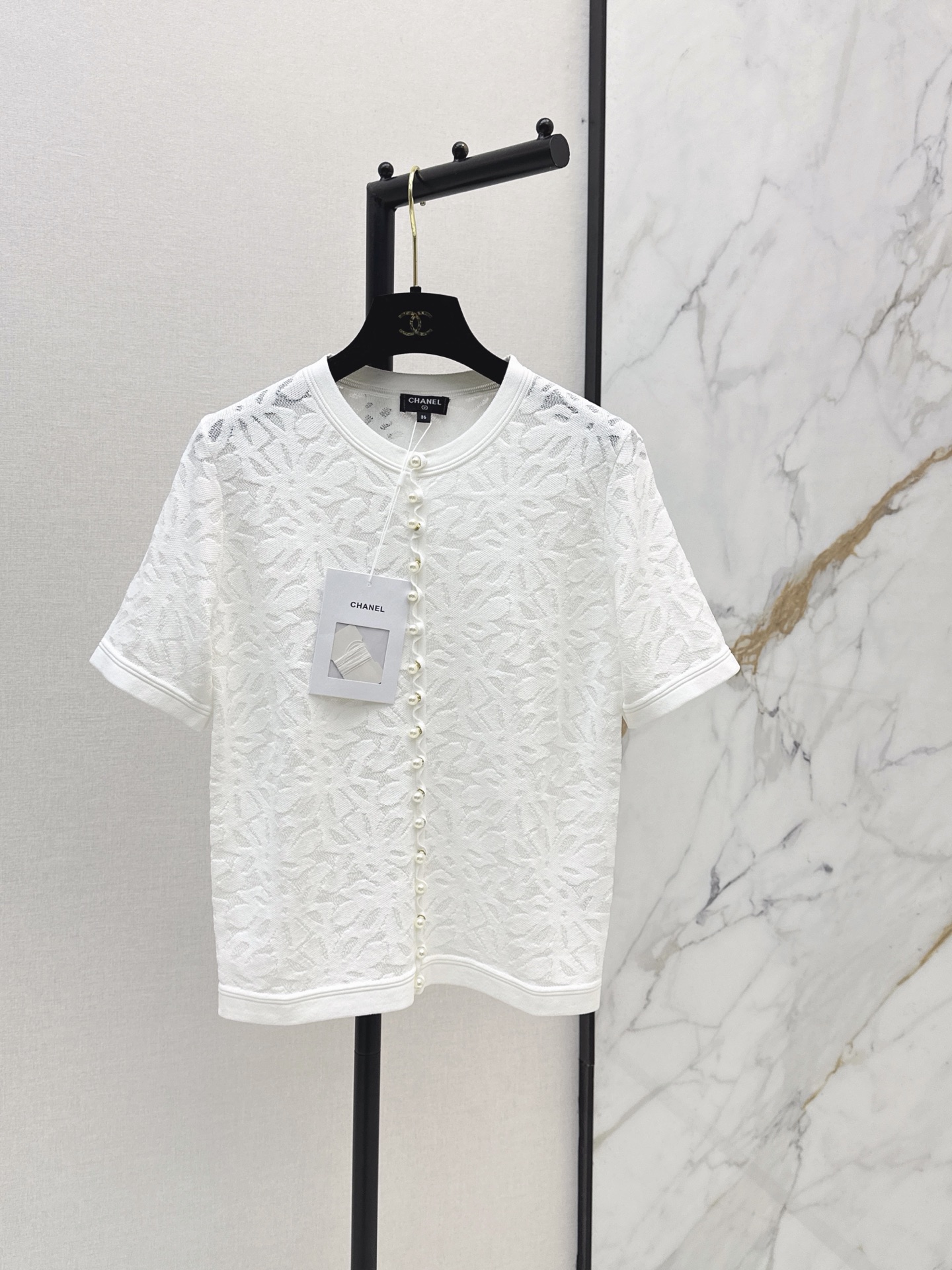 NO:876815,C Home 26Ss————The latest spring and summer embossed short-sleeves are made of light and breathable fabrics. The main tone is white + exquisite patterns. It is simple and detailed. The front button design embellishes the shape. The embossed texture is looming. The layering is up. It can be easily controlled for daily commuting and leisure. Comfortable and fashionable, full score of low-key and high-end~ One color ready for sale sml,, chanel, T-shirt,19860909C家 26Ss————春夏最新款压花短袖采用轻薄透气面料 白色主调+精致花纹 简约又有细节感 正面纽扣设计点缀造型 压花纹理若隐若现 层次感up 日常通勤休闲都能轻松驾驭 舒适又时髦,低调高级感满分～一色现货发售sml,,chanel,T-shirt,,Women's clothing