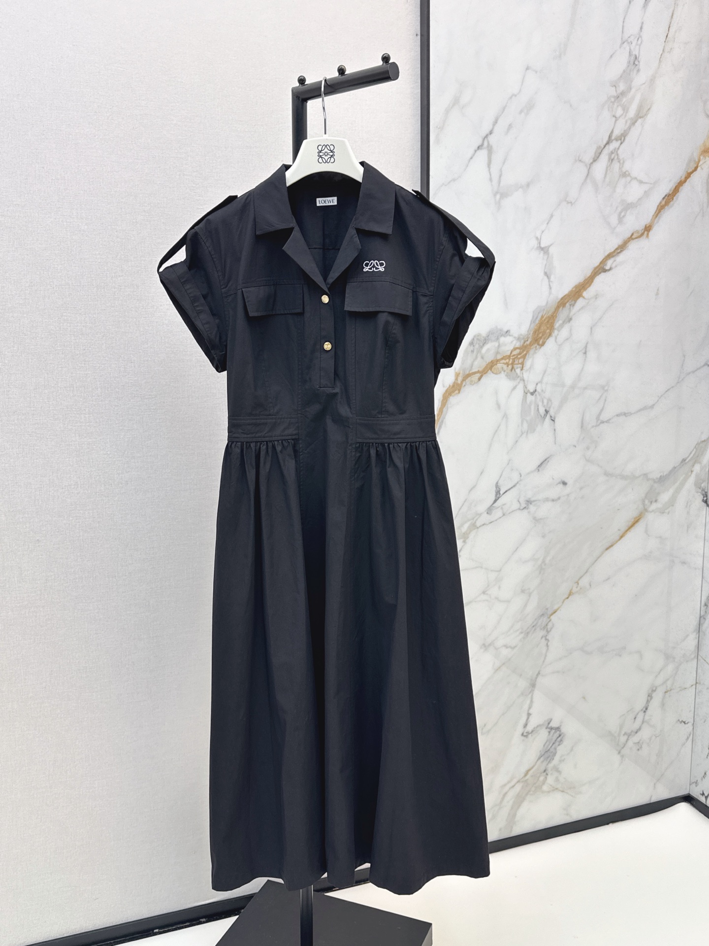 NO:876861,Loe 26Ss————The latest spring and summer long dress with dropped shoulder design. The style is super western. The upper body is casually high-end. Effortlessly fashionable. The overall style is simple and generous. The silhouette is comfortable to wear. Intelligent and atmospheric. Creates a cool and high-end feel. Two colors are available for sale sml,,loewe,skirts,19860909Loe 26Ss————春夏最新款落肩设计长款连衣裙 版型超洋气 上身就一整个不经意的高级 毫不费力的时髦 整体简约大方 廓形穿着舒适 知性大气 打造飒爽高级感 两色现货发售sml,,loewe,skirts,,Women's clothing
