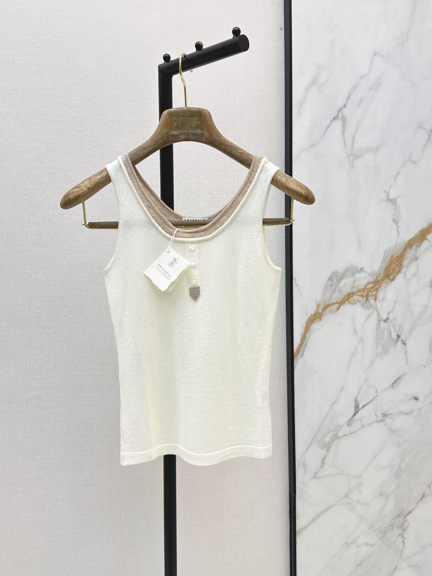 NO:876860,Bc 26Ss————The latest spring and summer fake two-piece knitted vest with white threaded cotton + light brown splicing. Simple and layered. Button placket design. The threaded material is soft and breathable. It is OK to wear alone or layered in summer. It can be easily controlled for commuting, leisure and sports. The fake two-piece design is fashionable and practical. It looks great with jeans and skirts. It is easy to get a lazy atmosphere. One color ready for sale sml,,skirts,jeans,19860909Bc 26Ss————春夏最新款假两件针织背心白色螺纹棉+浅棕拼接 简约又有层次感 纽扣门襟设计 螺纹材质柔软透气 夏天单穿或内搭都很OK 通勤休闲运动都能轻松驾驭～假两件设计时髦又实用 搭配牛仔裤半裙都超好看 轻松get慵懒氛围感穿搭 一色现货发售sml,,skirts,jeans,,Women's clothing