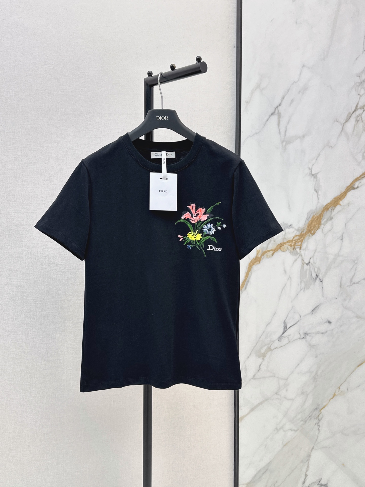 NO:876867,CD 26Ss————Chun Xia Zhen’s latest flower pattern printed decorative round neck T-shirt embroidered + printed. The density is very high. It feels super good. It is a really hard-working one. The details are perfect. The regular version. The upper body is not picky at all. It is simple and generous. Two colors are available in stock, sml, tees, t-shirt,19860909CD 26Ss————春夏珍最新款花卉图案印花装饰圆领T恤绣花+印花 密度很高 手感超好 真的费劲心血的一款 细节完美 常规版型 上身完全不挑人简单大方 两色现货发售sml,,tees，t-shirt,,Women's clothing