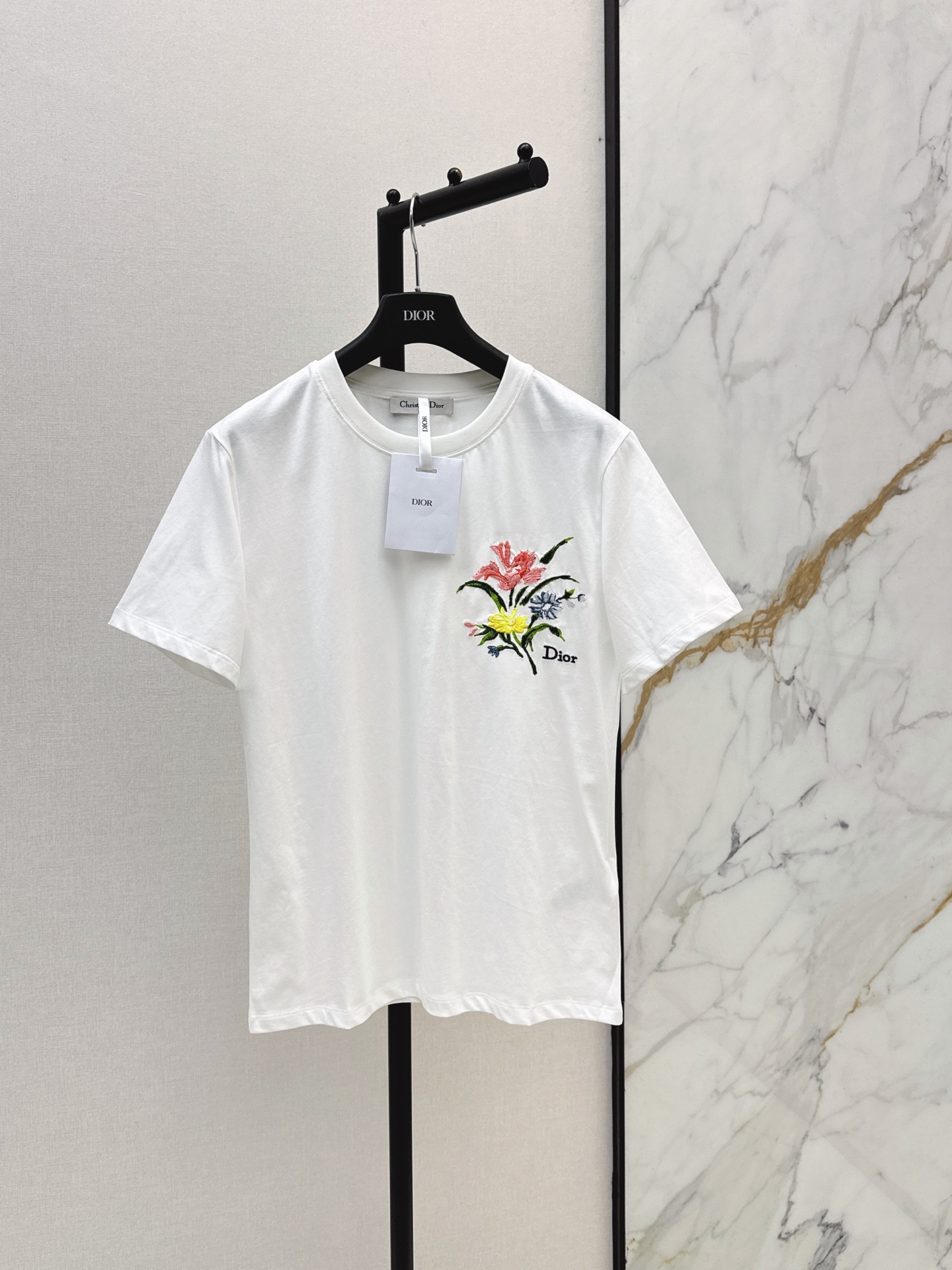 NO:876874,CD 26Ss————Chun Xia Zhen’s latest flower pattern printed decorative round neck T-shirt embroidered + printed. The density is very high. It feels super good. It is a really hard-working one. The details are perfect. The regular version. The upper body is not picky at all. It is simple and generous. Two colors are available in stock, sml, tees, t-shirt,19860909CD 26Ss————春夏珍最新款花卉图案印花装饰圆领T恤绣花+印花 密度很高 手感超好 真的费劲心血的一款 细节完美 常规版型 上身完全不挑人简单大方 两色现货发售sml,,tees，t-shirt,,Women's clothing
