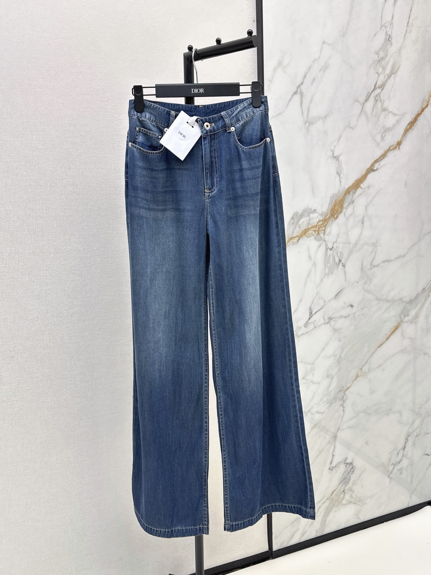 NO:876887,CD 26Ss————The latest versatile draped straight trousers for spring and summer are super fashionable. The upper body is cool and sassy in individual colors. The texture is delicate and the cotton feels natural. It has a muscular feel and is super beautiful. Recommend a set to match. One color ready for sale smlxl,,19860909CD 26Ss————春夏最新款百搭垂坠感直筒长裤超时髦 个性色调上身又酷又飒爽 纹理细腻 棉感自然 有筋骨感超级漂亮 推荐一套搭配 一色现货发售smlxl,,,Women's clothing