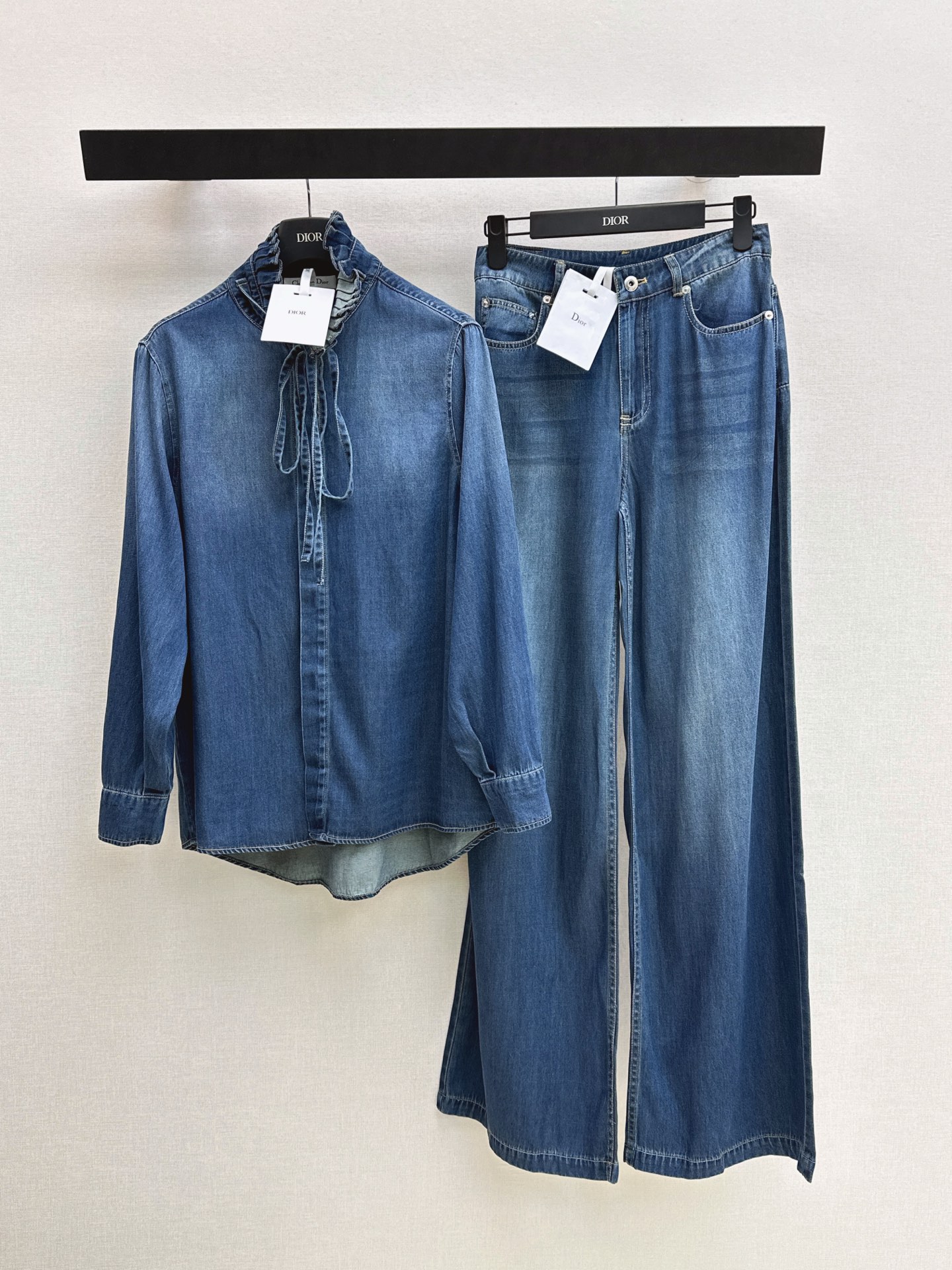 NO:876893,CD 26Ss————The latest style of spring and summer denim shirt with ear-trimmed stand-up collar is super fashionable. The upper body is cool and sassy with a unique color tone. The texture is fine and natural with a cotton feel. It has a sinewy feel and is super beautiful. The details and workmanship are super good. Recommend a set to match. One color ready for sale smlxl,, shirts,19860909CD 26Ss————春夏最新款木耳边立领牛仔衬衫超时髦 个性色调上身又酷又飒爽 纹理细腻棉感自然 有筋骨感超级漂亮 细节做工超级好 推荐一套搭配 一色现货发售smlxl,,shirts,,Women's clothing