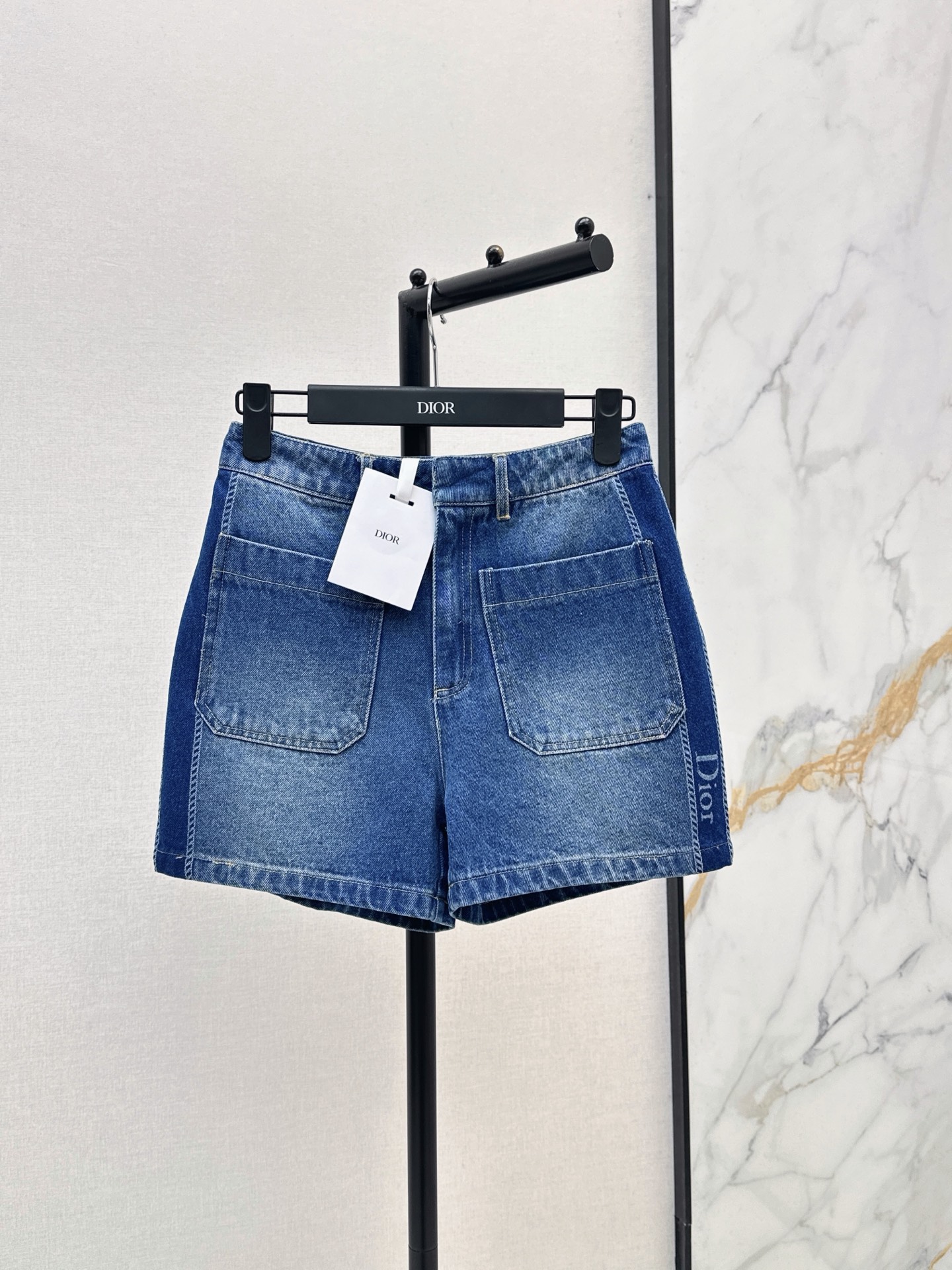 NO:876898,CD 26Ss————The latest spring and summer all-match denim shorts are super fashionable. The upper body is cool and sassy in individual colors. The texture is delicate and the cotton feels natural. It has a muscular feel and is super beautiful. Recommend a set to match. One color ready for sale smlxl,,shorts,19860909CD 26Ss————春夏最新款百搭牛仔短裤超时髦 个性色调上身又酷又飒爽 纹理细腻 棉感自然 有筋骨感超级漂亮 推荐一套搭配 一色现货发售smlxl,,shorts,,Women's clothing
