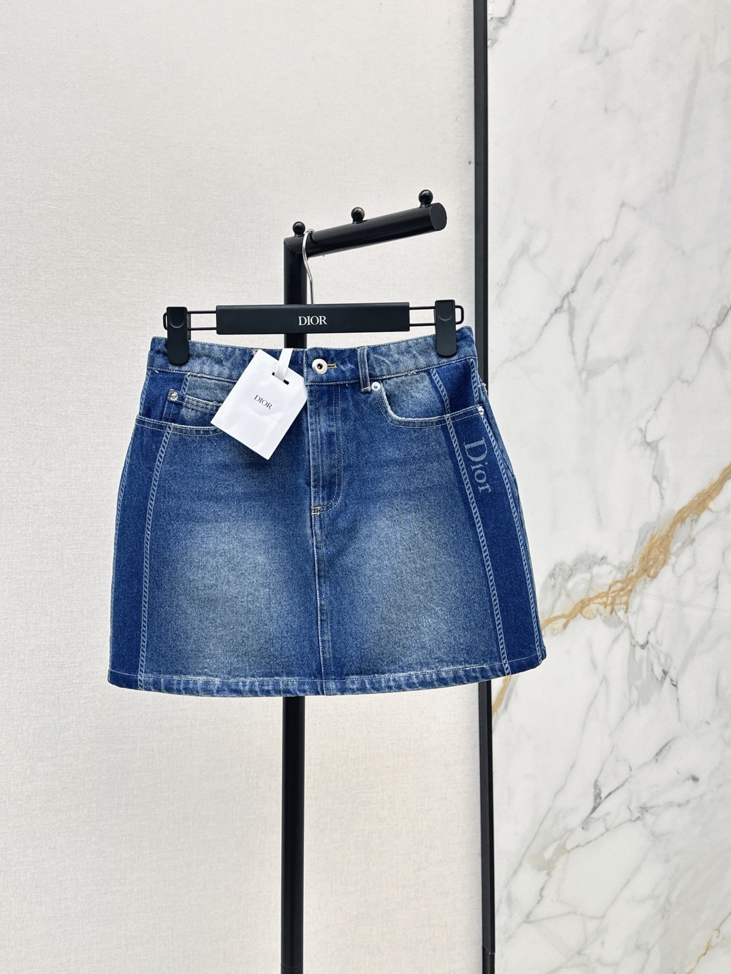 NO:876905,CD 26Ss————The latest versatile denim skirt for spring and summer. Super fashionable. The upper body is cool and sassy with a unique color tone. The texture is delicate and the cotton feels natural. It has a muscular feel and is super beautiful. Recommend a set to match. One color ready for sale smlxl,,skirts,19860909CD 26Ss————春夏最新款百搭牛仔半裙 超时髦 个性色调上身又酷又飒爽 纹理细腻 棉感自然 有筋骨感超级漂亮 推荐一套搭配 一色现货发售smlxl,,skirts,,Women's clothing