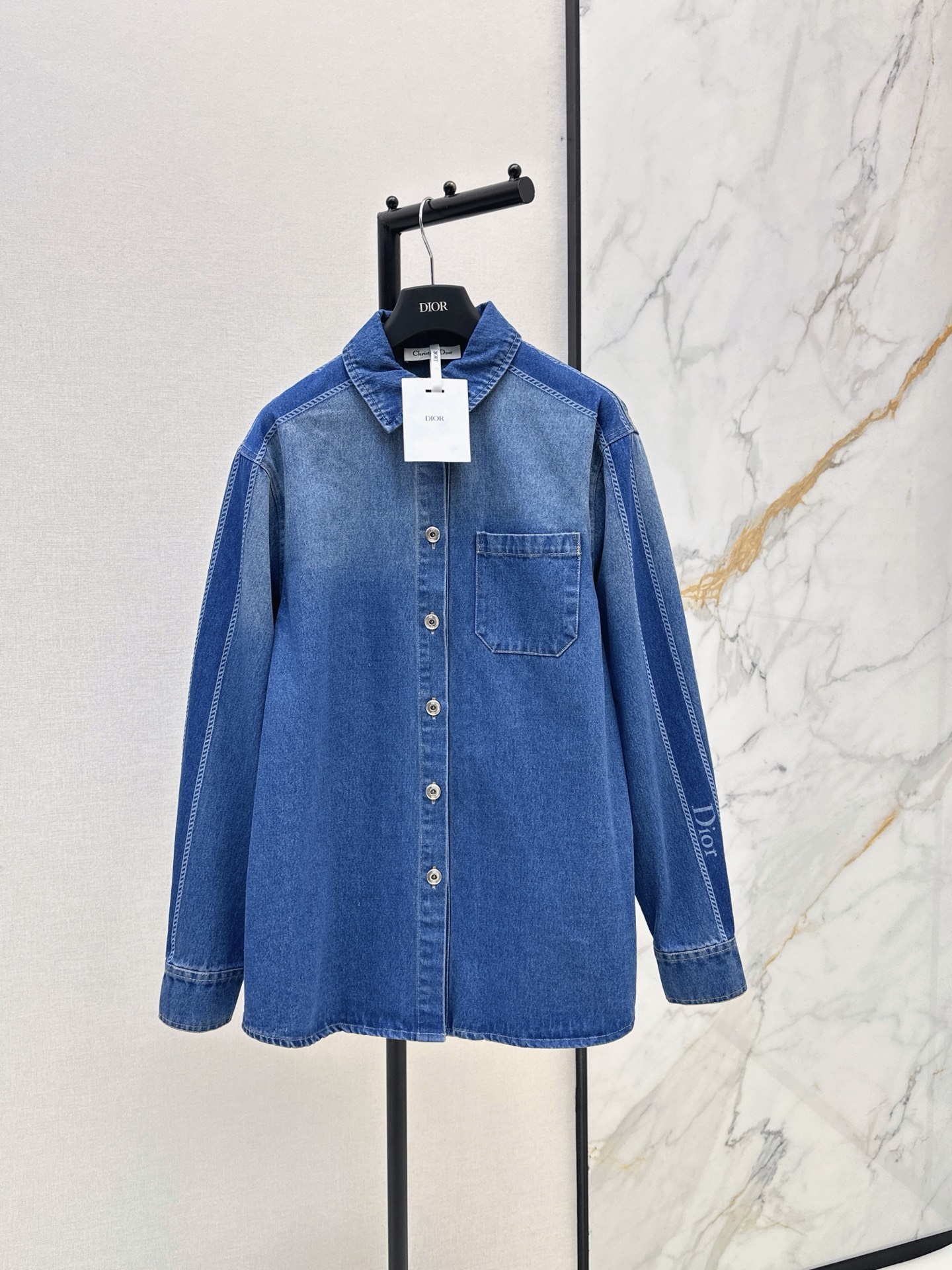 NO:876912,CD 26Ss————The latest denim shirt for spring and summer is super fashionable. The upper body is cool and sassy with unique colors. The texture is fine and natural. The texture is sinewy and super beautiful. The details and workmanship are super good. Recommend a set to match. One color ready for sale smlxl l,,shirts,19860909CD 26Ss————春夏最新款牛仔衬衫超时髦 个性色调上身又酷又飒爽 纹理细腻棉感自然 有筋骨感超级漂亮 细节做工超级好 推荐一套搭配 一色现货发售smlxl l,,shirts,,Women's clothing