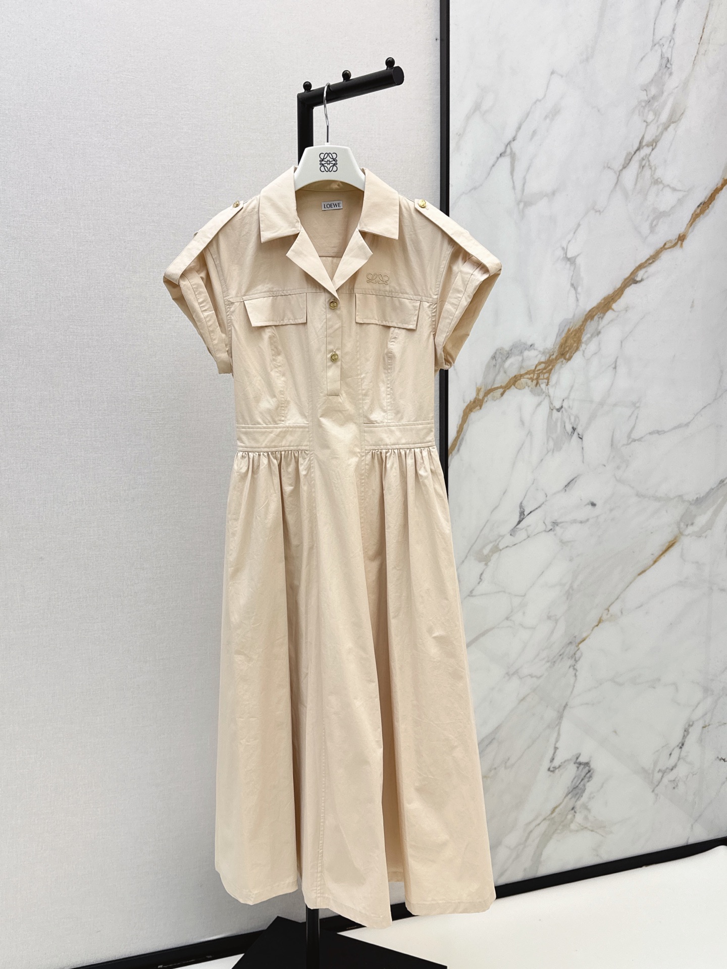 NO:876854,Loe 26Ss————The latest spring and summer long dress with dropped shoulder design. The style is super western. The upper body is casually high-end. Effortlessly fashionable. The overall style is simple and generous. The silhouette is comfortable to wear. Intelligent and atmospheric. Creates a cool and high-end feel. Two colors are available for sale sml,,loewe,skirts,19860909Loe 26Ss————春夏最新款落肩设计长款连衣裙 版型超洋气 上身就一整个不经意的高级 毫不费力的时髦 整体简约大方 廓形穿着舒适 知性大气 打造飒爽高级感 两色现货发售sml,,loewe,skirts,,Women's clothing