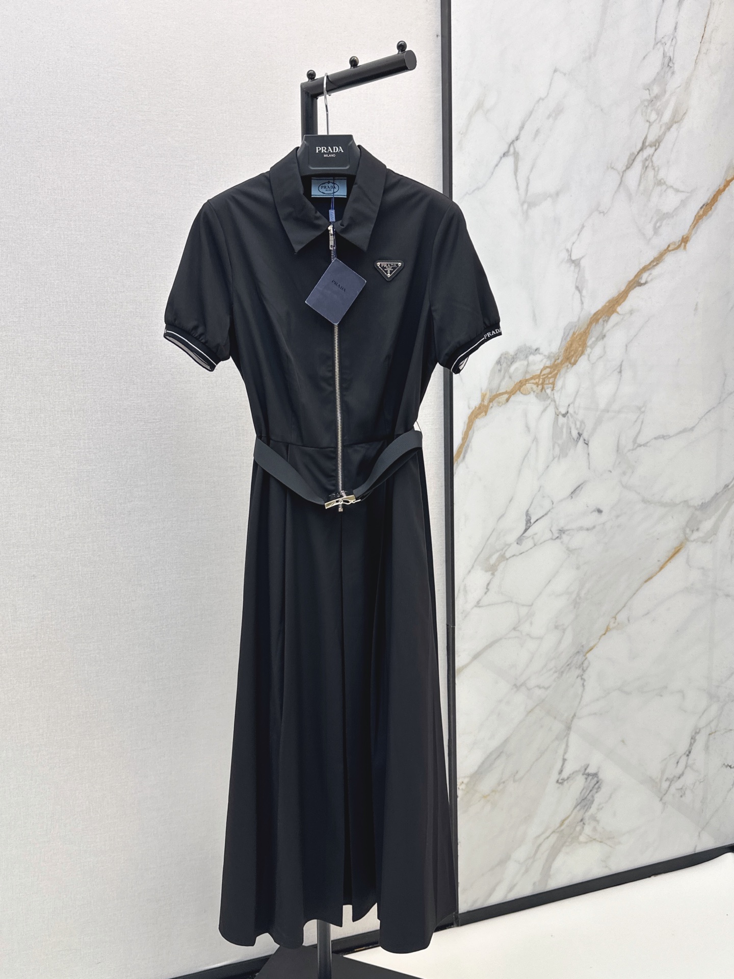 NO:876869,PD 26Ss————The latest spring and summer belt-embellished long dress. The style is super western. The upper body is casually high-end. Effortlessly fashionable. The overall design is simple and elegant. The silhouette is comfortable to wear. It is intellectual and atmospheric. It creates a cool and high-end feel. Two colors are available for sale now. sml,,skirts,19860909PD 26Ss————春夏最新款腰带装饰长款连衣裙 版型超洋气 上身就一整个不经意的高级 毫不费力的时髦 整体简约大方 廓形穿着舒适 知性大气 打造飒爽高级感 两色现货发售sml,,skirts,,Women's clothing