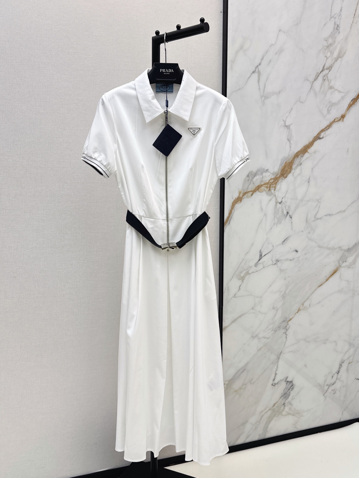 NO:876876,PD 26Ss————The latest spring and summer belt-embellished long dress. The style is super western. The upper body is casually high-end. Effortlessly fashionable. The overall design is simple and elegant. The silhouette is comfortable to wear. It is intellectual and atmospheric. It creates a cool and high-end feel. Two colors are available for sale now. sml,,skirts,19860909PD 26Ss————春夏最新款腰带装饰长款连衣裙 版型超洋气 上身就一整个不经意的高级 毫不费力的时髦 整体简约大方 廓形穿着舒适 知性大气 打造飒爽高级感 两色现货发售sml,,skirts,,Women's clothing