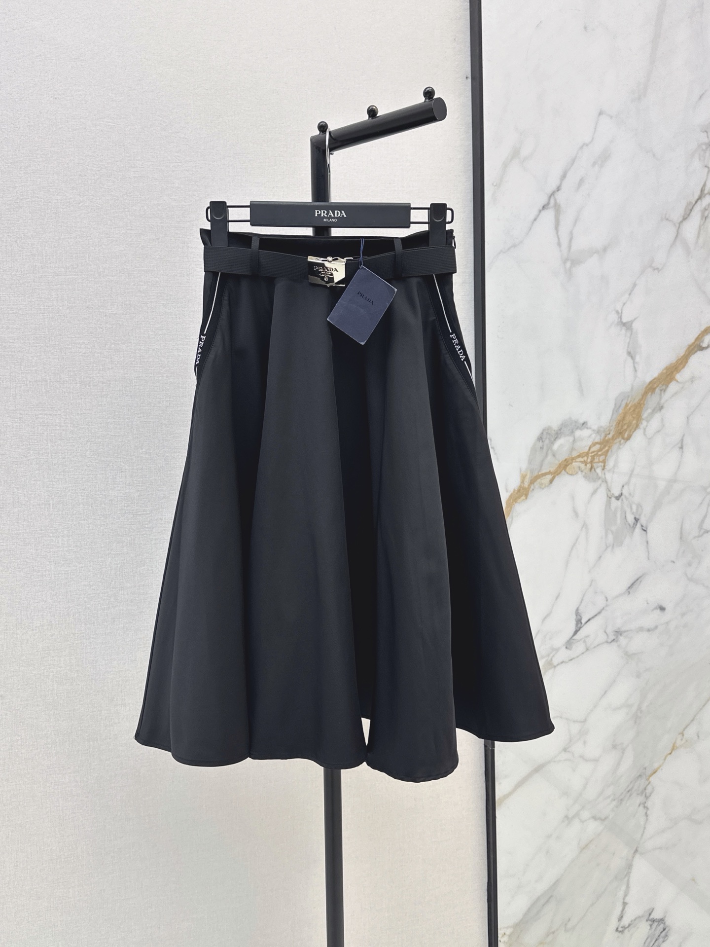 NO:876822,PD 26Ss————The latest spring and summer belt-embellished umbrella-shaped skirt. You are not picky about your body shape. The upper body is particularly good!  The style of matching is also very versatile. Exquisite and advanced customization. The texture of the textured fabric is awesome. Retro and elegant. The upper body is cool and handsome, age-reducing and fashionable. Two colors are available in stock, sml,,skirts,19860909PD 26Ss————春夏最新款腰带装饰伞状半裙 不挑剔身形要求 上身特别赞！搭配的风格也很通吃 精致高级定制 富有肌理感的面料质感超赞 复古优雅 上身酷帅减龄时髦精 两色现货发售sml,,skirts,,Women's clothing