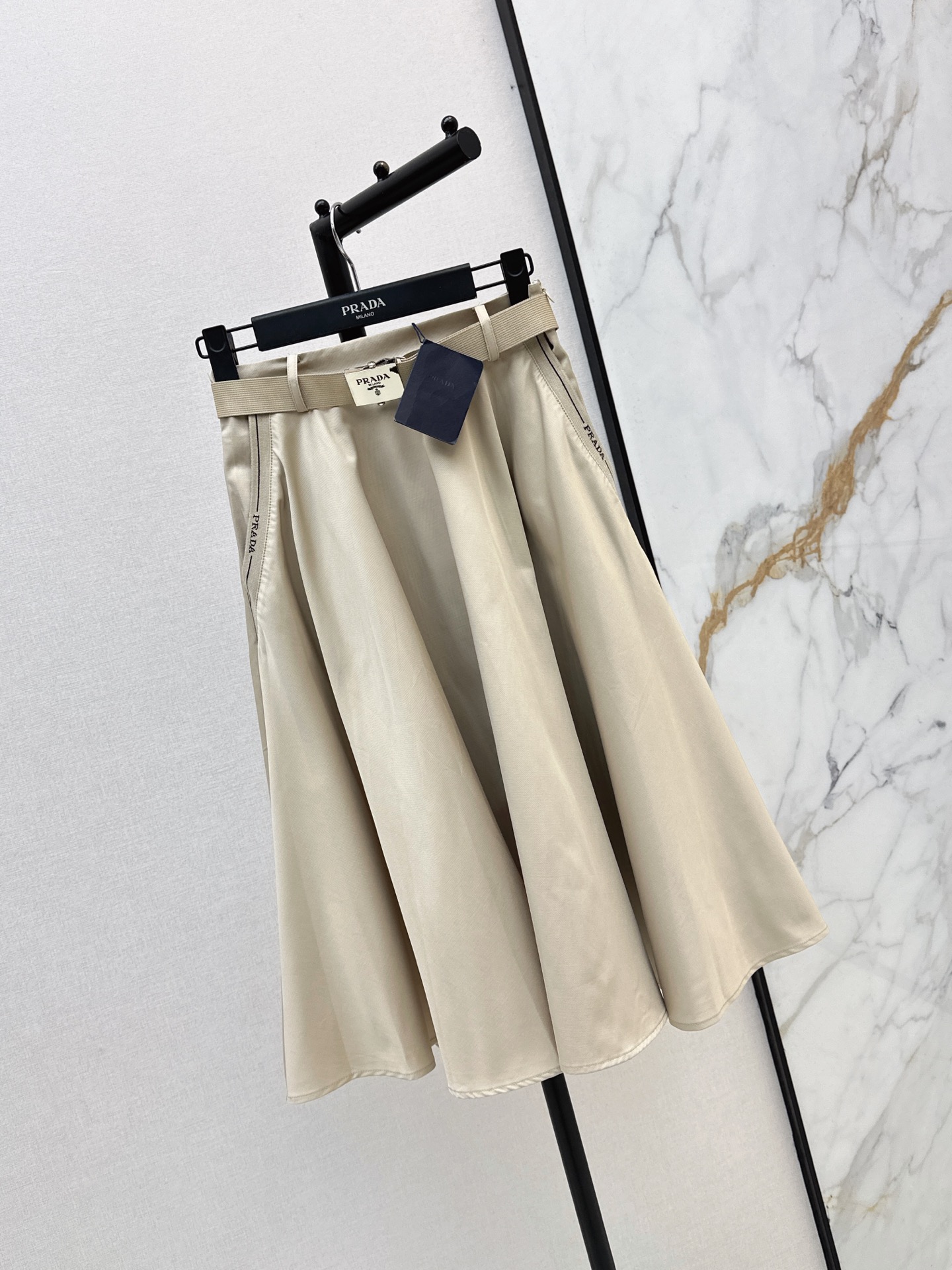 NO:876804,PD 26Ss————The latest spring and summer belt-embellished umbrella-shaped skirt. You are not picky about your body shape. The upper body is particularly good!  The style of matching is also very versatile. Exquisite and advanced customization. The texture of the textured fabric is awesome. Retro and elegant. The upper body is cool and handsome, age-reducing and fashionable. Two colors are available in stock, sml,,skirts,19860909PD 26Ss————春夏最新款腰带装饰伞状半裙 不挑剔身形要求 上身特别赞！搭配的风格也很通吃 精致高级定制 富有肌理感的面料质感超赞 复古优雅 上身酷帅减龄时髦精 两色现货发售sml,,skirts,,Women's clothing