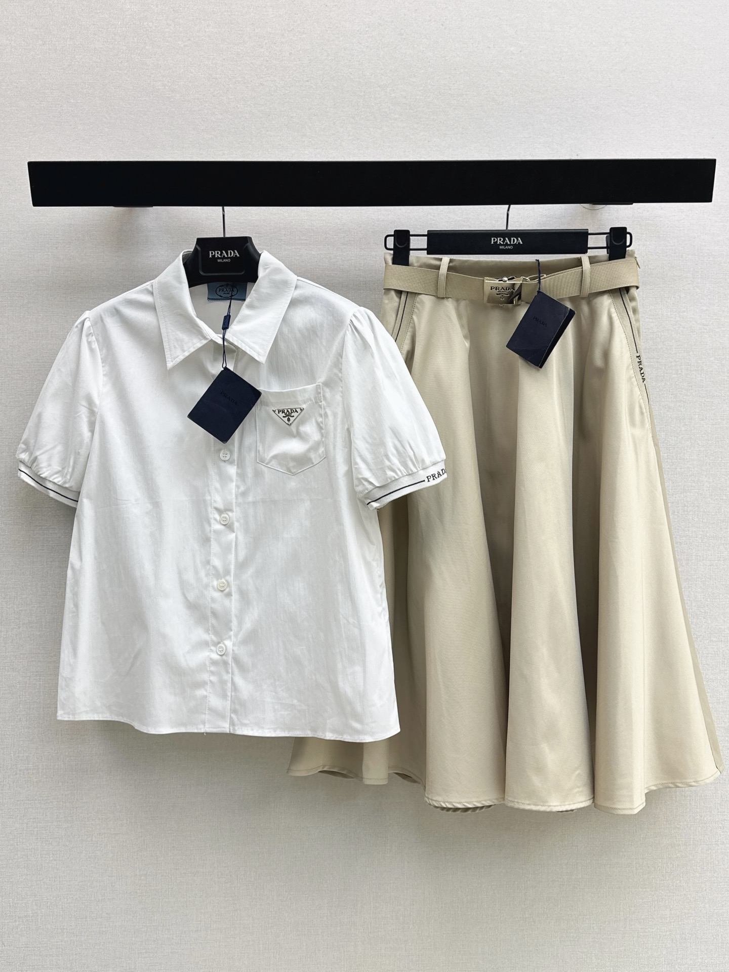 NO:876798,PD 26Ss————The latest spring and summer short-sleeved shirt with triangle logo decoration, low-key luxury three-dimensional tailoring, streamlined line design, noble and elegant, and full of gentle and intellectual temperament. Imported special materials will be amazing when you receive it. The texture of the customized fabric is awesome. Two colors are available in stock, sml, shirts, T-shirt,19860909PD 26Ss————春夏最新款三角标装饰短袖衬衫低调奢华立体剪裁 精简线条感设计 高贵典雅又尽显温柔知性的气质 进口特殊材质 收到手会很惊艳 定制面料质感超赞 两色现货发售sml,,shirts,T-shirt,,Women's clothing