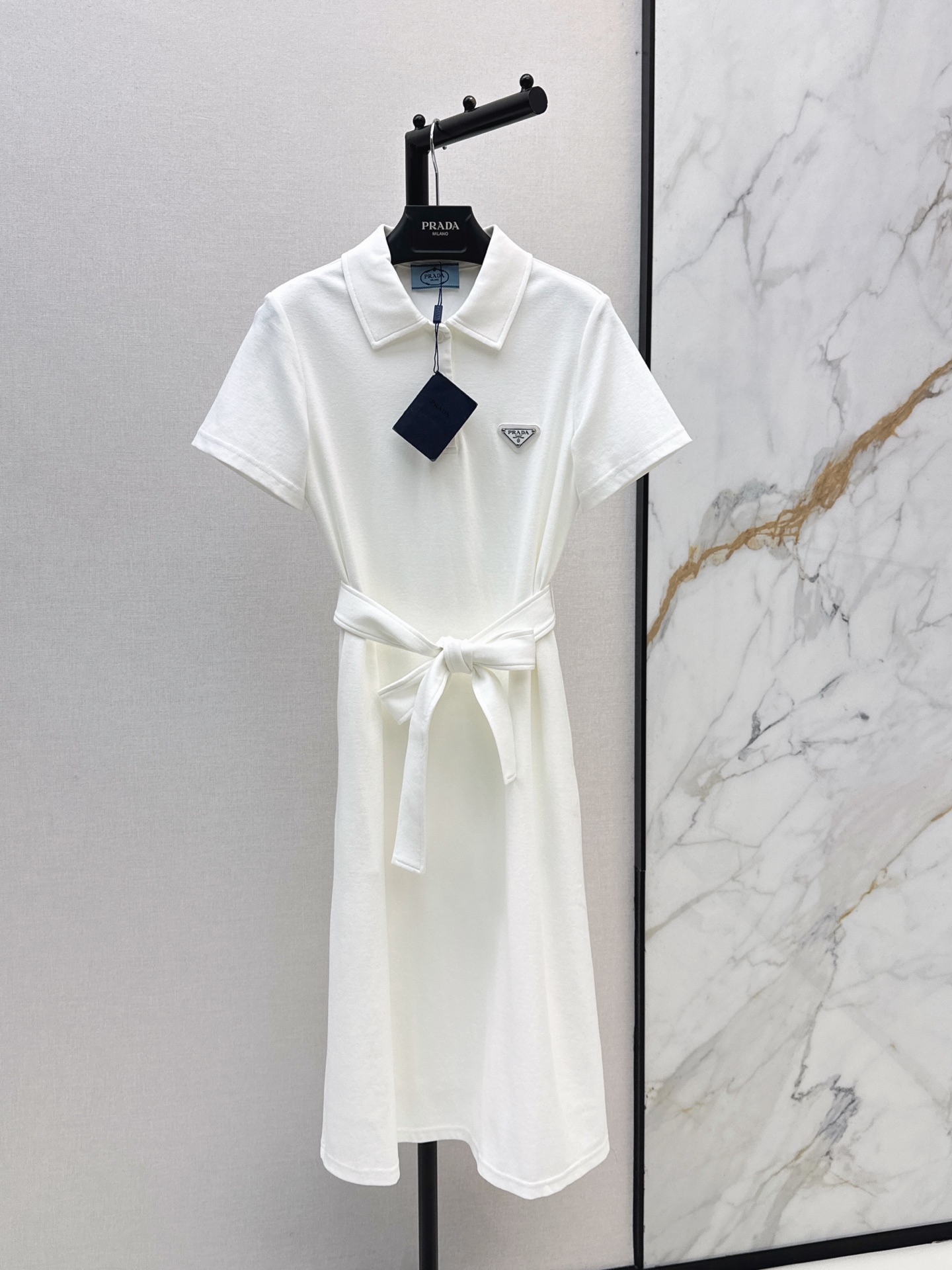 NO:876791,PD 26Ss————The latest spring and summer belt-embellished long dress. The style is super western. The upper body is casually high-end. Effortlessly fashionable. The overall design is simple and elegant. The silhouette is comfortable to wear. It is intellectual and atmospheric. It creates a cool and high-end feel. Two colors are available for sale now. sml,,skirts,19860909PD 26Ss————春夏最新款腰带装饰长款连衣裙 版型超洋气 上身就一整个不经意的高级 毫不费力的时髦 整体简约大方 廓形穿着舒适 知性大气 打造飒爽高级感 两色现货发售sml,,skirts,,Women's clothing