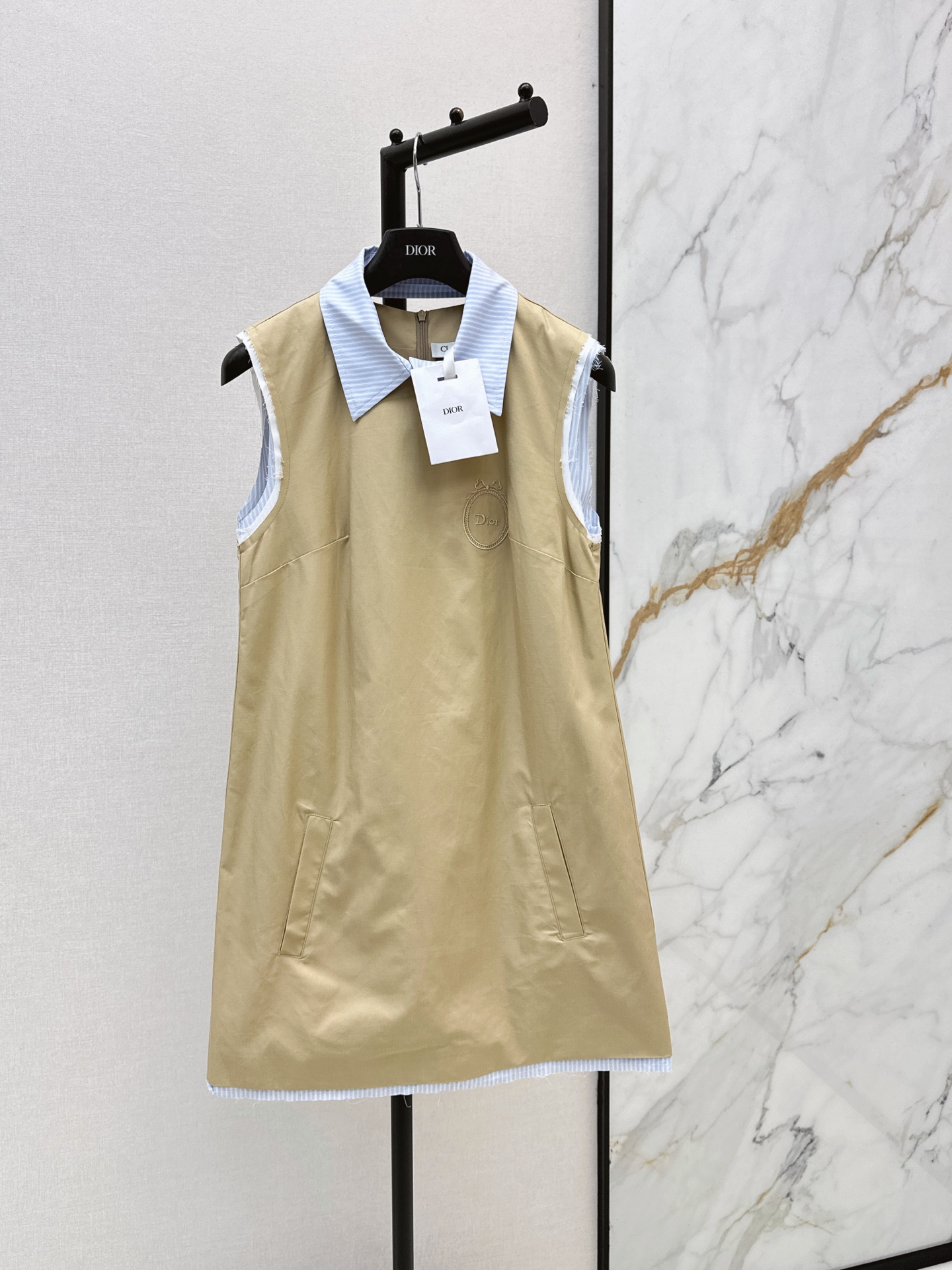 NO:876777,CD 26Ss————The latest spring and summer contrasting lapel age-reducing sleeveless dress has a super western style. The upper body is casually high-end and effortlessly fashionable. The overall design is simple and elegant. The silhouette is comfortable to wear. It is intellectual and atmospheric. It creates a cool and high-end feel. Two colors are available for sale sml,,skirts,19860909CD 26Ss————春夏最新款撞色翻领减龄无袖连衣裙版型超洋气 上身就一整个不经意的高级 毫不费力的时髦 整体简约大方 廓形穿着舒适 知性大气 打造飒爽高级感 两色现货发售sml,,skirts,,Women's clothing