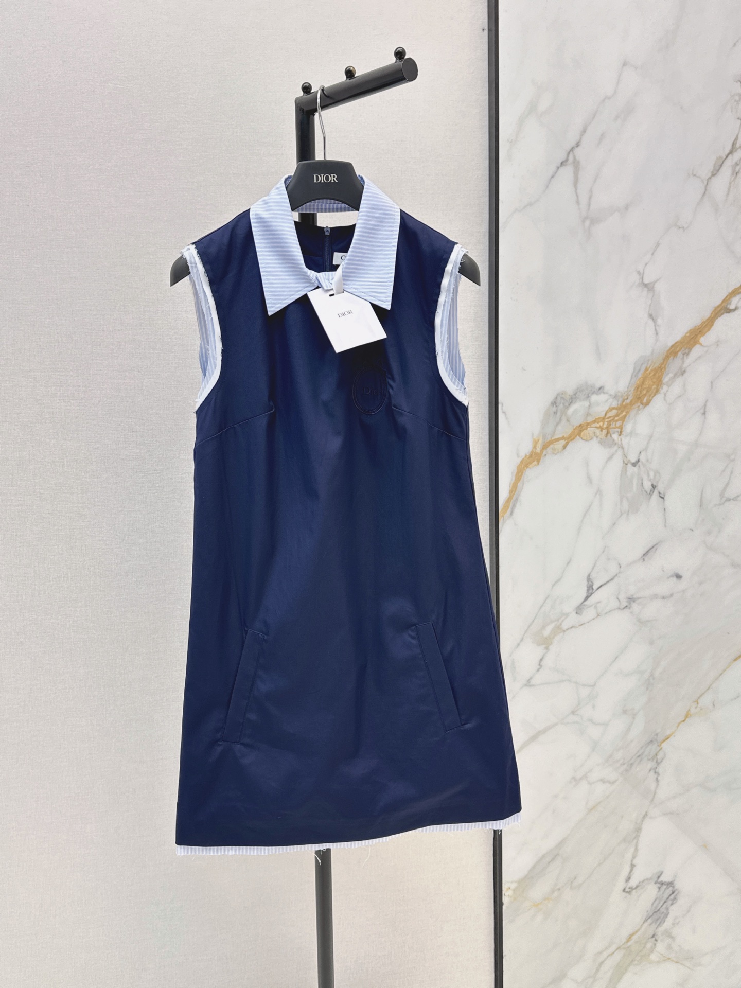 NO:876849,CD 26Ss————The latest spring and summer contrasting lapel age-reducing sleeveless dress has a super western style. The upper body is casually high-end and effortlessly fashionable. The overall design is simple and elegant. The silhouette is comfortable to wear. It is intellectual and atmospheric. It creates a cool and high-end feel. Two colors are available for sale sml,,skirts,19860909CD 26Ss————春夏最新款撞色翻领减龄无袖连衣裙版型超洋气 上身就一整个不经意的高级 毫不费力的时髦 整体简约大方 廓形穿着舒适 知性大气 打造飒爽高级感 两色现货发售sml,,skirts,,Women's clothing