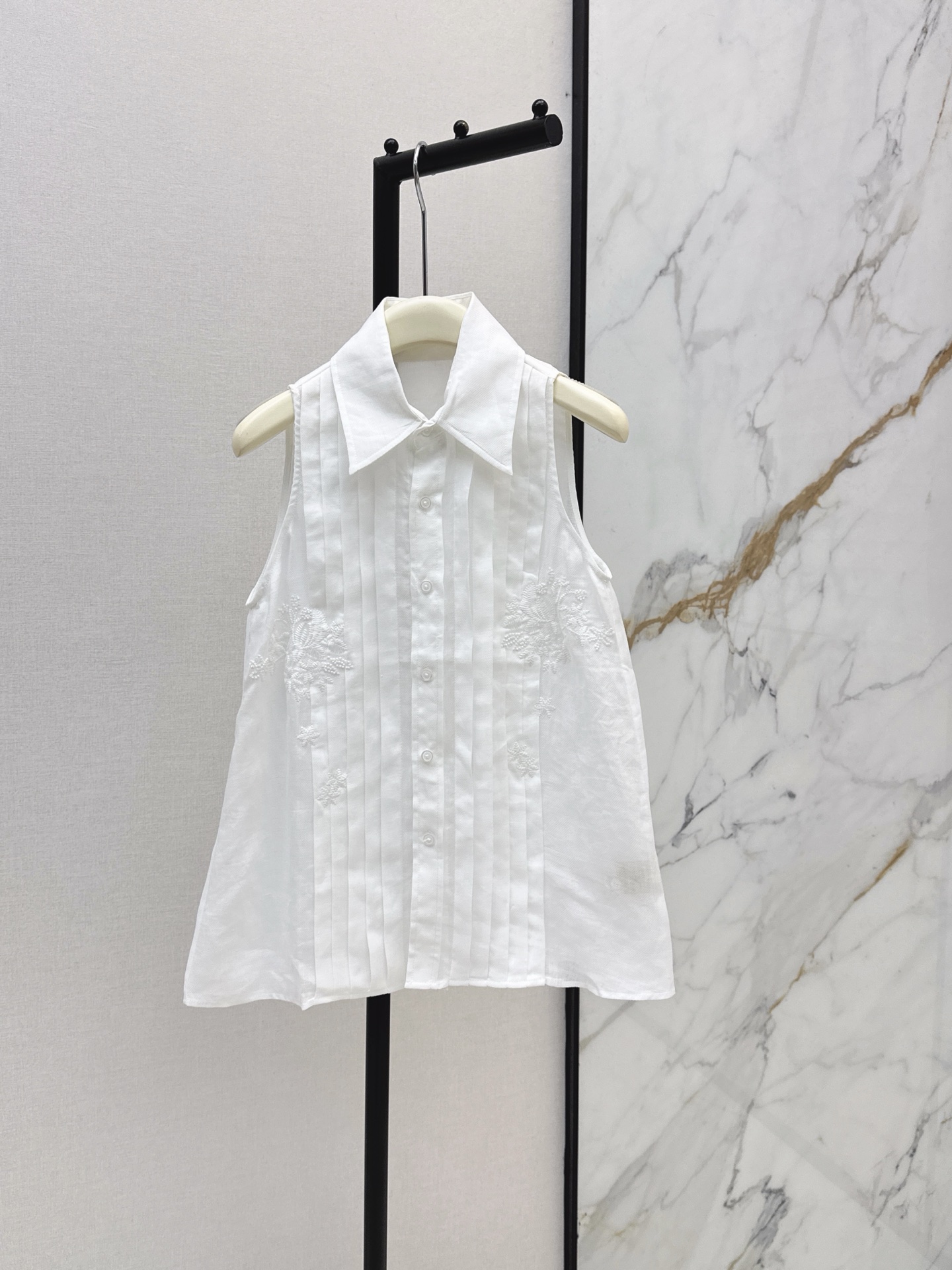 NO:876835,Fashionable niche design 26Ss————The latest heavily embroidered ramie sleeveless shirt for spring and summer. Made of ramie fabric. It has a slightly translucent and soft light texture. It is matched with exquisite heavy embroidery. It is a versatile item with both gentleness and high-end feeling. It has natural breathability and drape. The upper body is refreshing and elegant. It is a breathable item that is needed in spring and summer. Two colors are available for sale smlxl, shirts,19860909时髦小众设计 26Ss————春夏最新款重工刺绣苎麻无袖衬衫 苎麻面料打造 自带微透柔光质感 搭配精致重工刺绣 是温柔与高级感兼具的百搭单品 自带天然的透气感与垂坠感 上身清爽又显气质 是春夏刚需的透气单品 两色现货发售smlxl,,shirts,,Women's clothing