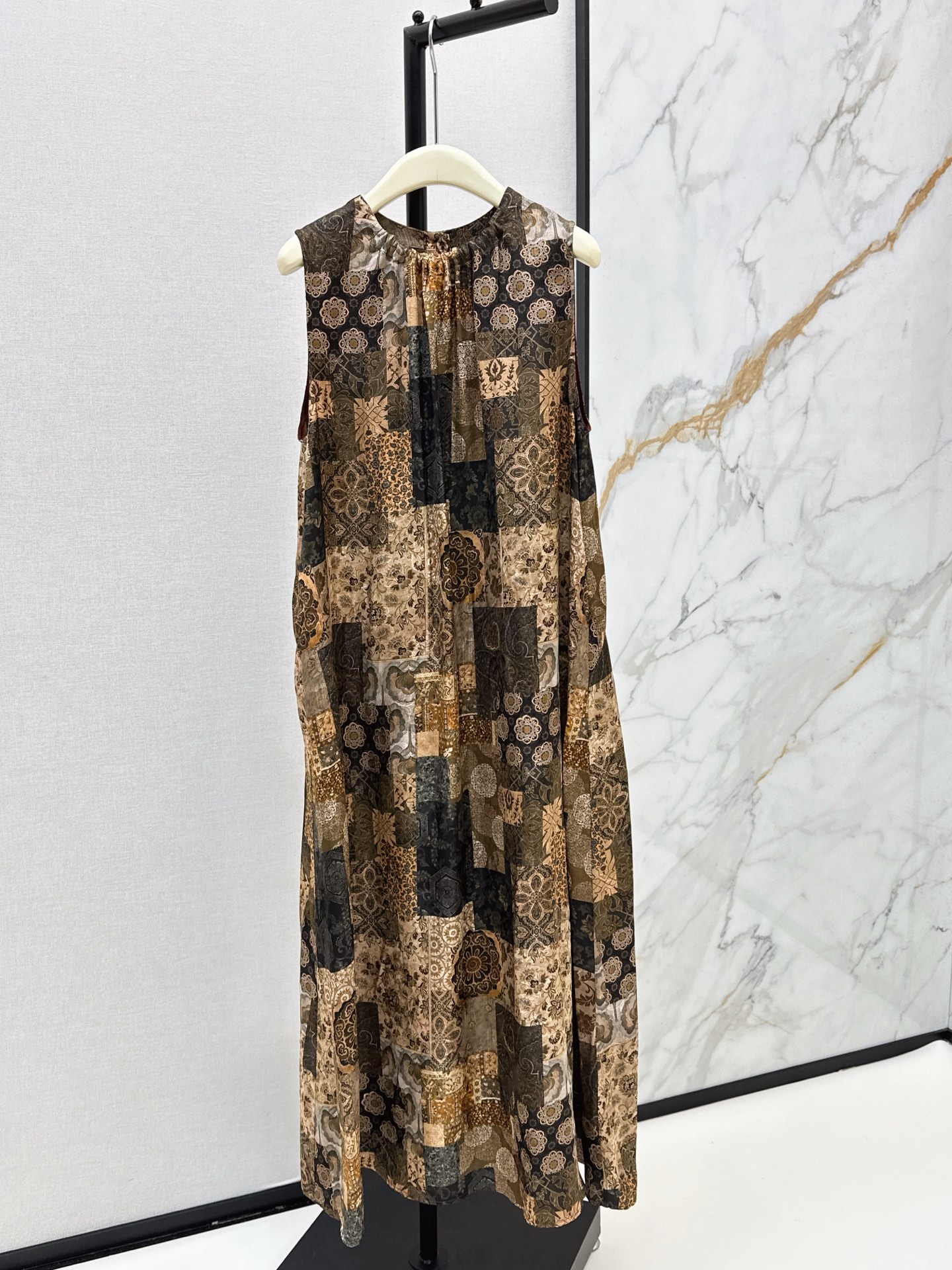 NO:876825,Fashionable niche design 26Ss————The latest spring and summer printed sleeveless dress made of 100% rayon fabric, showing a unique retro texture and transparent drape. It is simple and full of details. The skirt is covered with warm brown tones retro prints. It is mainly spliced ​​paisley patterns and plant patterns, creating a strong sense of literary atmosphere. One color ready for sale smlxl,,skirts,19860909时髦小众设计 26Ss————春夏最新款印花无袖连衣裙百分百人丝面料 呈现出独特的复古质感与通透垂坠感 简约又富有细节 裙身铺满暖棕调复古印花 以拼接式的佩斯利花纹与植物纹样为主 营造出浓郁的文艺氛围感 一色现货发售smlxl,,skirts,,Women's clothing