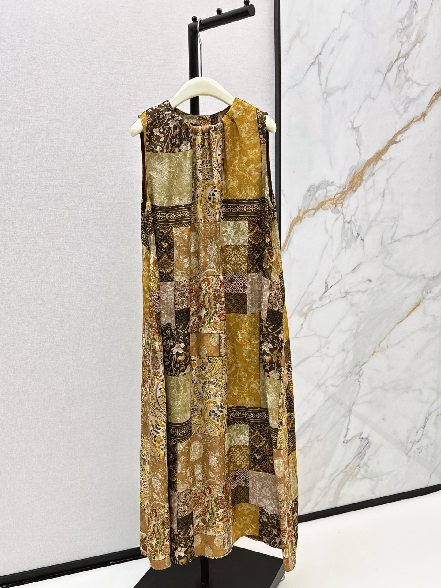NO:876816,Fashionable niche design 26Ss————The latest spring and summer printed sleeveless dress made of 100% rayon fabric, showing a unique retro texture and transparent drape. It is simple and full of details. The skirt is covered with warm brown tones retro prints. It is mainly spliced ​​paisley patterns and plant patterns, creating a strong sense of literary atmosphere. One color ready for sale smlxl,,skirts,19860909时髦小众设计 26Ss————春夏最新款印花无袖连衣裙百分百人丝面料 呈现出独特的复古质感与通透垂坠感 简约又富有细节 裙身铺满暖棕调复古印花 以拼接式的佩斯利花纹与植物纹样为主 营造出浓郁的文艺氛围感 一色现货发售smlxl,,skirts,,Women's clothing