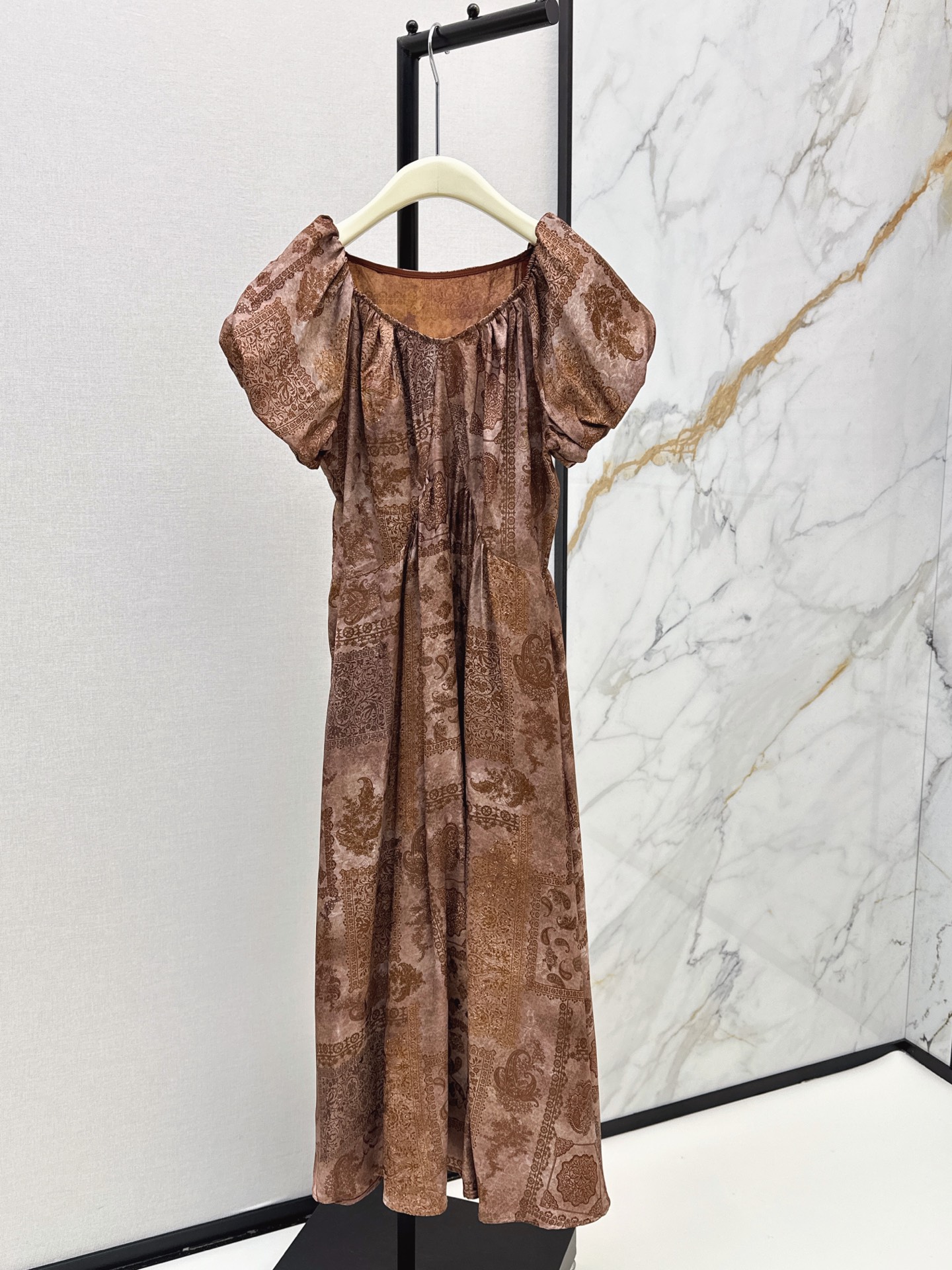NO:876806,Fashionable niche design 26Ss————The latest spring and summer printed puff sleeve dress is made of 100% rayon fabric. It presents a unique retro texture and transparent drape. It is simple and full of details. The skirt is covered with warm brown tones retro prints. It mainly uses spliced ​​paisley patterns and plant patterns to create a strong sense of literary atmosphere. One color ready for sale smlxl,,skirts,19860909时髦小众设计 26Ss————春夏最新款印花泡泡袖连衣裙百分百人丝面料 呈现出独特的复古质感与通透垂坠感 简约又富有细节 裙身铺满暖棕调复古印花 以拼接式的佩斯利花纹与植物纹样为主 营造出浓郁的文艺氛围感 一色现货发售smlxl,,skirts,,Women's clothing