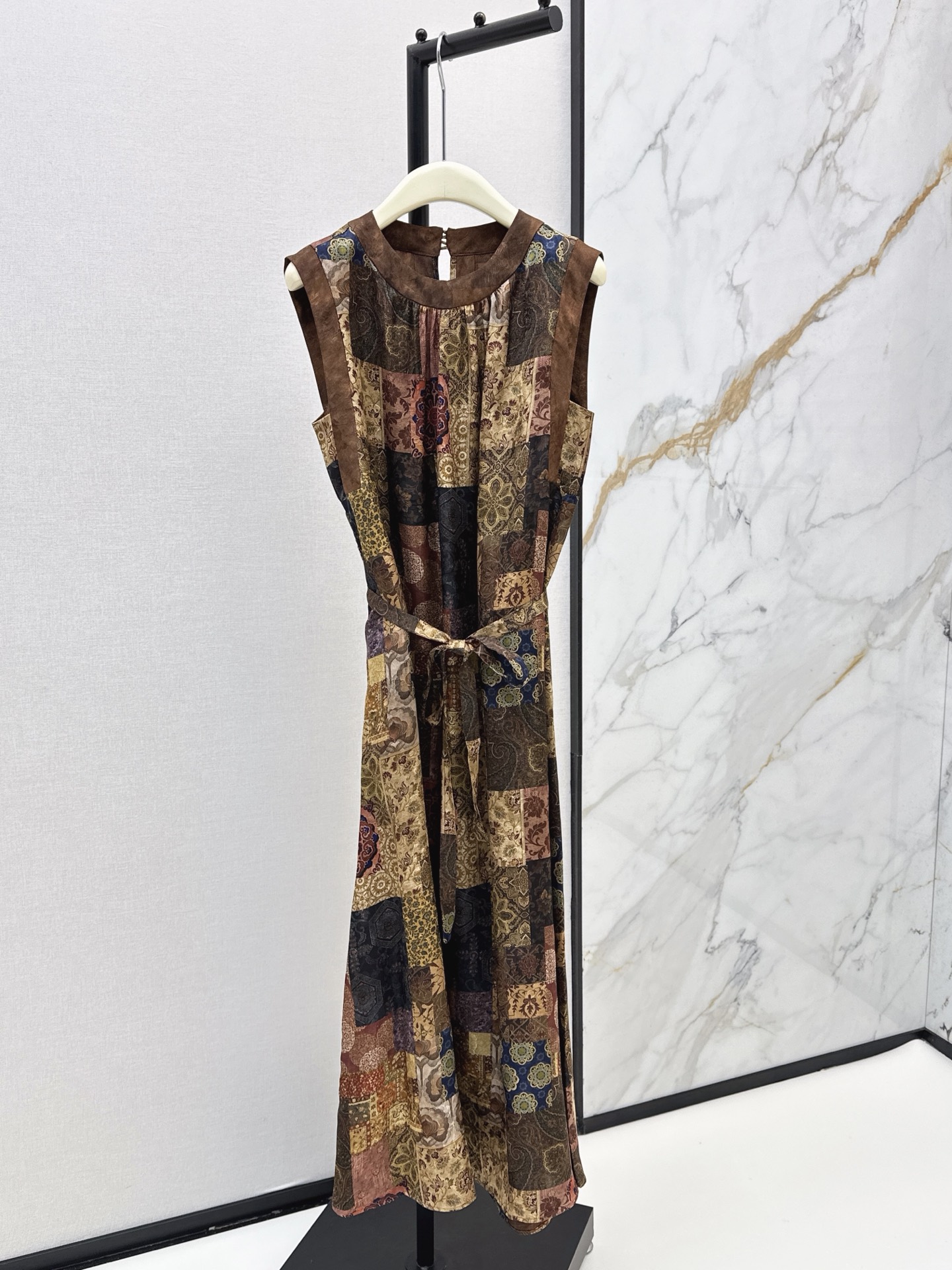 NO:876801,Fashionable niche design 26Ss————The latest spring and summer printed sleeveless dress made of 100% rayon fabric, showing a unique retro texture and transparent drape. It is simple and full of details. The skirt is covered with warm brown tones retro prints. It is mainly spliced ​​paisley patterns and plant patterns, creating a strong sense of literary atmosphere. One color ready for sale smlxl,,skirts,19860909时髦小众设计 26Ss————春夏最新款印花无袖连衣裙百分百人丝面料 呈现出独特的复古质感与通透垂坠感 简约又富有细节 裙身铺满暖棕调复古印花 以拼接式的佩斯利花纹与植物纹样为主 营造出浓郁的文艺氛围感 一色现货发售smlxl,,skirts,,Women's clothing