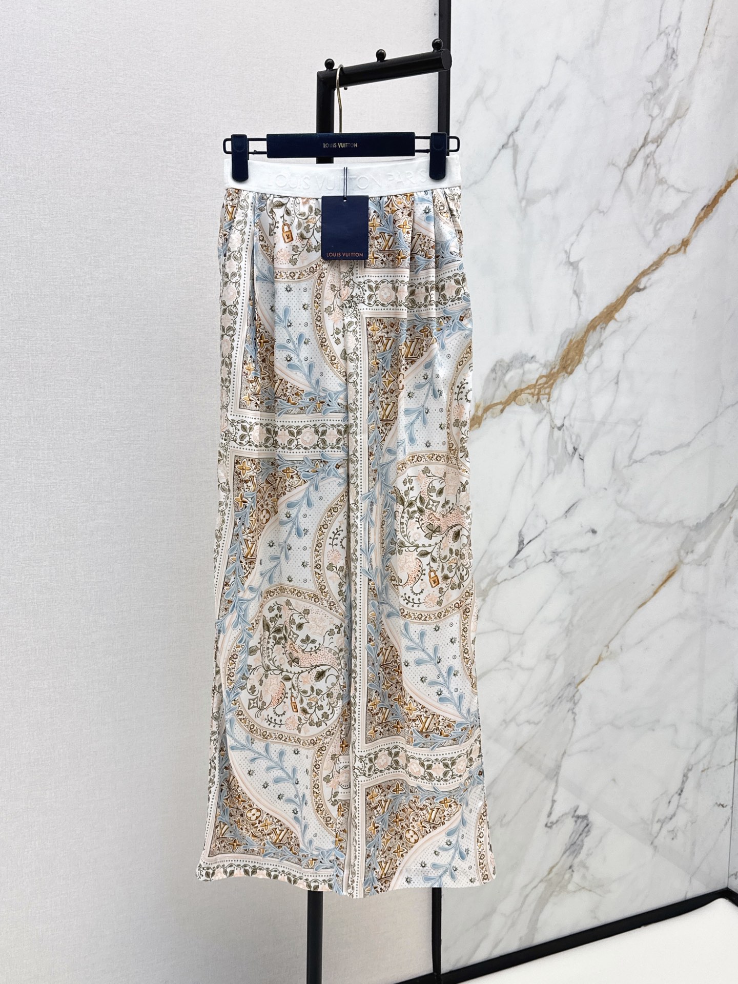 NO:876792,L’s 26Ss—the latest spring and summer printed straight trousers are not picky about your body shape and are particularly nice on the upper body!  The style of the matching is also very versatile. Exquisite advanced customization. The texture of the textured fabric is awesome. Retro and elegant. The upper body is cool and handsome, age-reducing and fashionable. One color ready for sale smlxl,, louis vuitton,19860909L家 26Ss————春夏最新款印花直筒长裤不挑剔身形要求 上身特别赞！搭配的风格也很通吃 精致高级定制 富有肌理感的面料质感超赞 复古优雅 上身酷帅减龄时髦精 一色现货发售smlxl,,louis vuitton,,Women's clothing