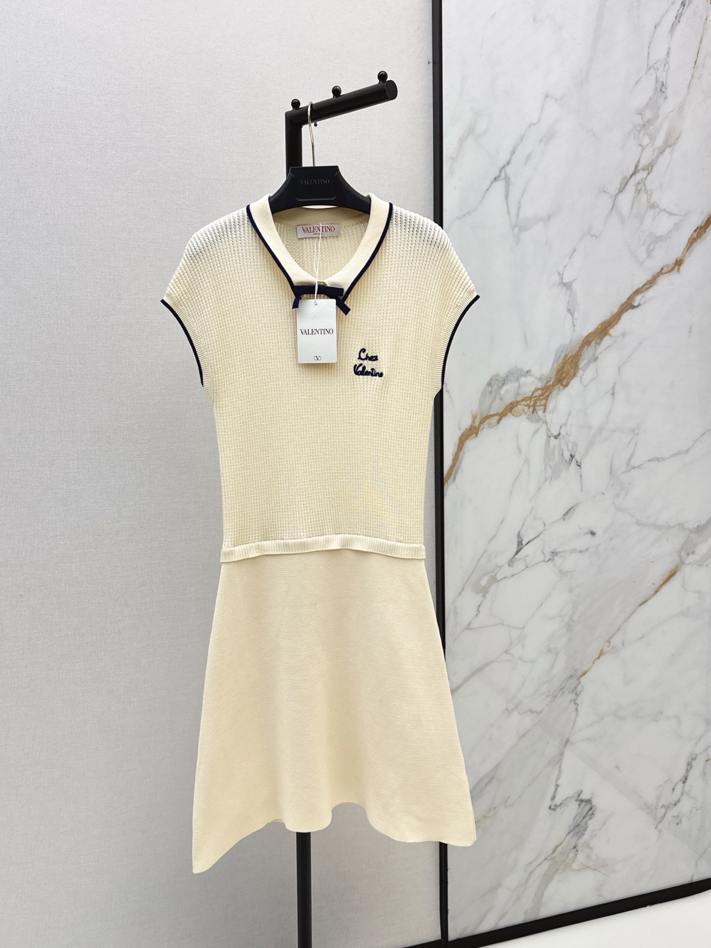 NO:876753,VLTN 26Ss————The latest style for girls in spring and summer, small bow collar waistcoat knitted short-sleeved dress, 18-gauge imported cotton yarn, hollow jacquard design, temperament, girly style, age-reducing and sweet flavor, unpretentious version, the upper body is very slim, one color ready for sale sml,,skirts,T-shirt,19860909VLTN 26Ss————春夏最新款少女穿搭小蝴蝶结领坎肩针织短袖连衣裙18针进口棉纱线 缕空提花设计 气质少女风减龄甜美气息 不挑人版型上身巨显瘦 一色现货发售sml,,skirts,T-shirt,,Women's clothing
