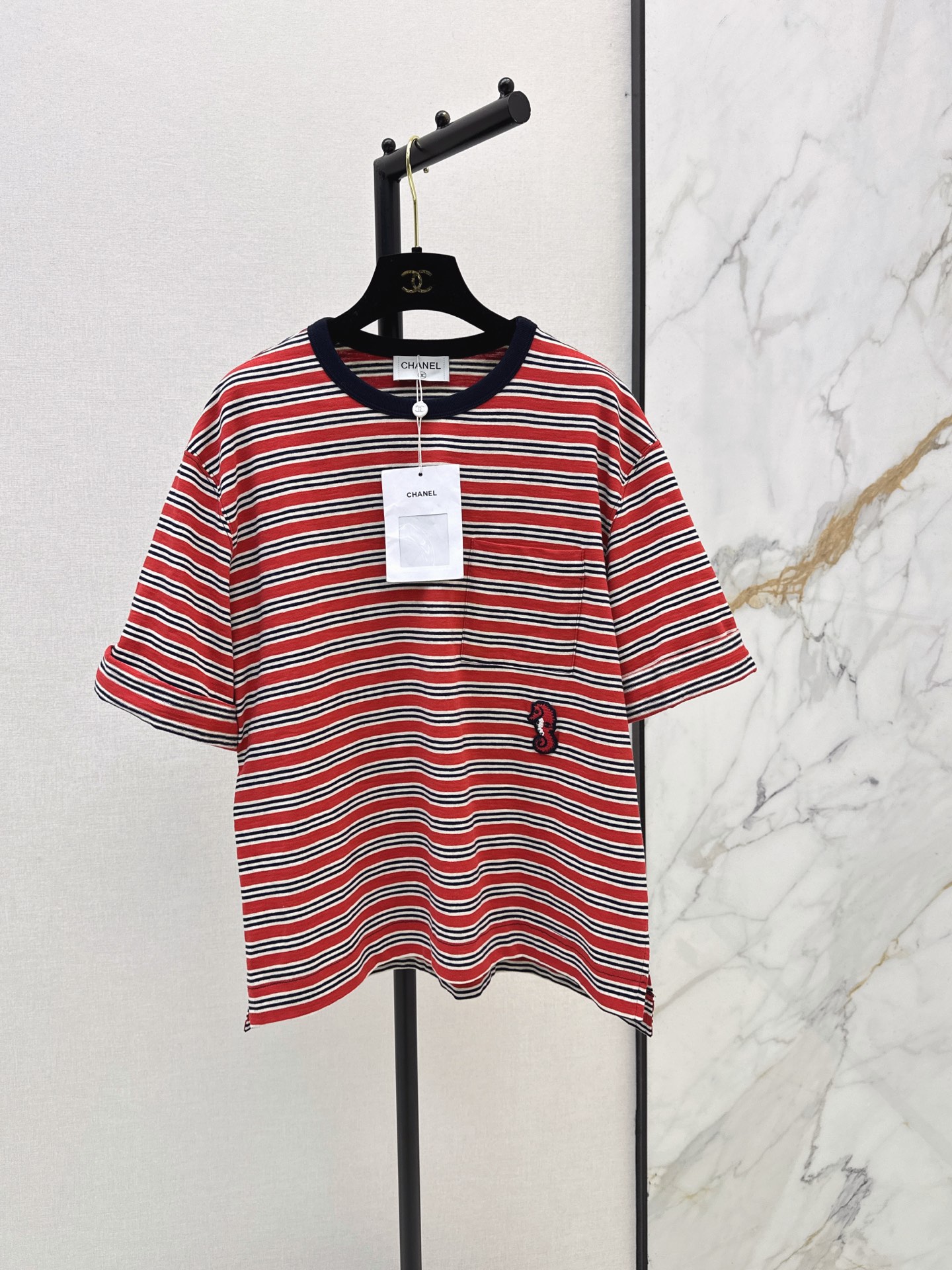 NO:876748,C Home 26Ss————The latest spring and summer retro contrasting striped curled short-sleeved T-shirt. Navy blue contrasting round collar outlines the neck line. Red, rice and black three-color fine horizontal stripes are retro and attractive. It has an American college atmosphere. The left chest is equipped with a patch pocket design. The pocket is embellished with three-dimensional cloth label embroidery. Small details enhance the sophistication of the single product. The classic stripe elements will not go out of style all year round. Easily create a relaxed retro look.  One color ready for sale sml,,chanel,T-shirt,tees,t-shirt,19860909C家 26Ss————春夏最新款复古撞色条纹卷边短袖T恤 藏青撞色圆领勾勒脖颈线条 红米黑三色细密横条纹复古耐看 自带美式学院氛围感 左胸搭配贴袋设计 口袋身下点缀立体布标刺绣 小细节提升单品精致度 经典条纹元素常年不过时 轻松打造松弛感复古穿搭 一色现货发售sml,,chanel,T-shirt,tees，t-shirt,,Women's clothing