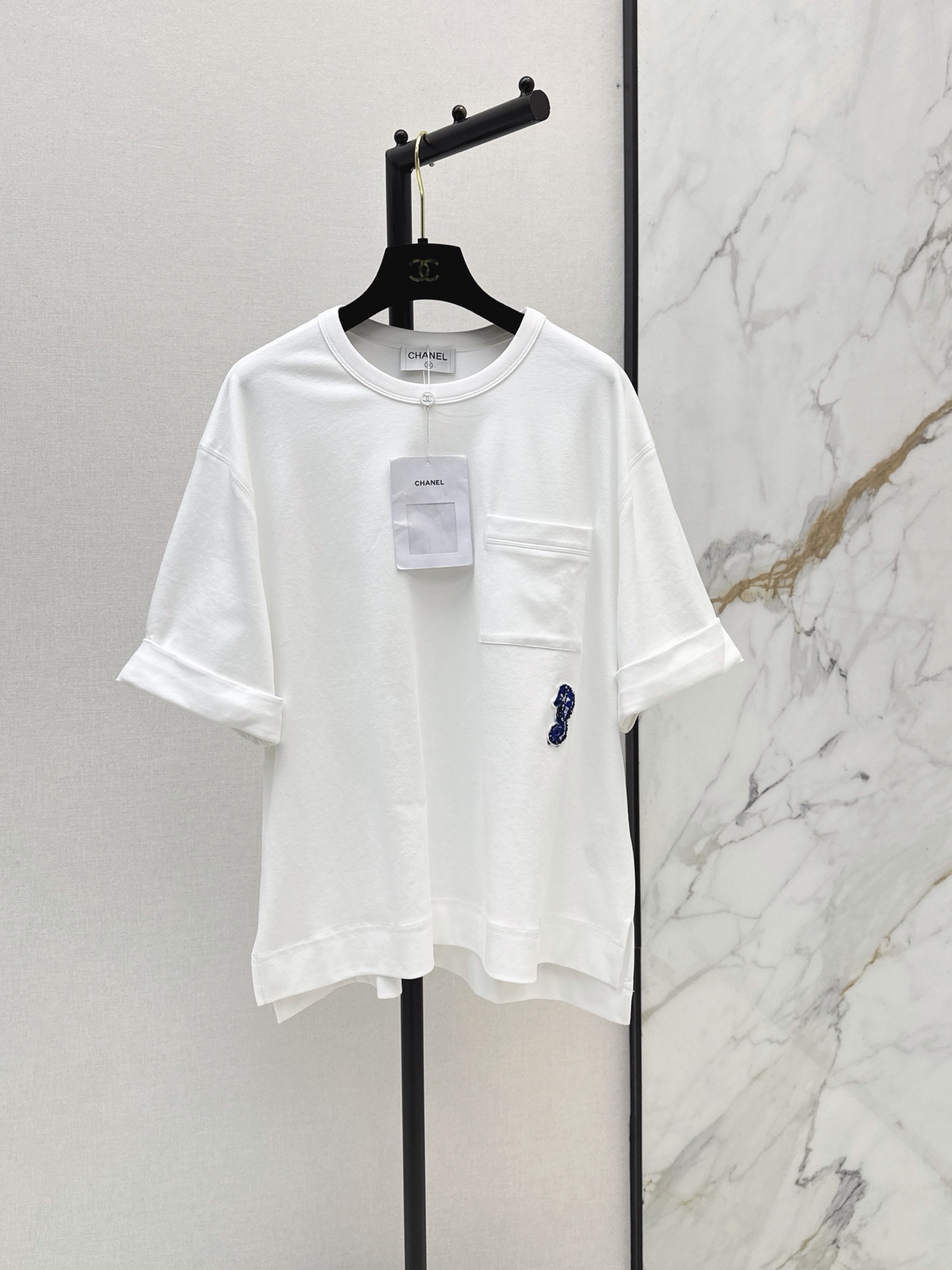 NO:876742,C Home 26Ss————The latest spring and summer simple pocket loose rolled hem short-sleeved white T-shirt. The classic round neck is made of double-layer hemming technology. It fits the neck without being loose. The cuffs are widened and folded to enhance the casual texture. The casual rolled hem wear adds a lazy atmosphere. Three-dimensional patch pockets are sewn on the side of the front body. The blue sequin embroidery logo is embellished under the bag. Exquisite small details break the monotony of pure white. Pure white tone is versatile and versatile.  One color ready for sale sml,,chanel,T-shirt,tees,t-shirt,19860909C家 26Ss————春夏最新款简约口袋宽松卷边短袖白T恤 经典正圆领做双层包边工艺 贴合脖颈不松垮 袖口加宽翻折设计 强化休闲质感 随性卷边穿搭更显慵懒氛围 前身侧边缝制立体贴袋 袋下点缀蓝色珠片刺绣标识 精致小细节打破纯白单调 纯净白调百搭万能 一色现货发售sml,,chanel,T-shirt,tees，t-shirt,,Women's clothing