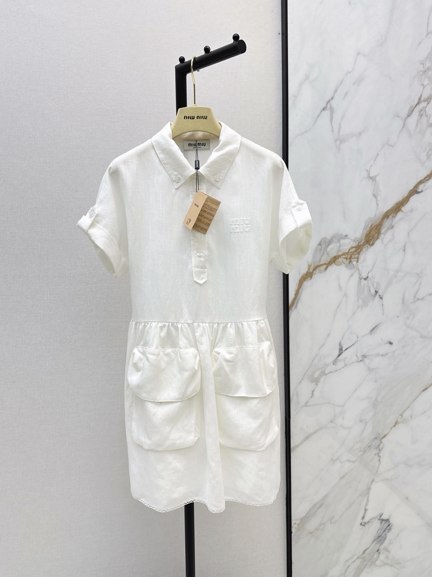 NO:893313,Miu 26Ss————The latest work pocket shirt dress for spring and summer. It is fashionable and handsome for age reduction. The functional work pocket design is full of sense. It has a sweet and salty girlish style. Lysol linen blended fabric is very suitable for summer wear. The back waist is tied with waist and the puff skirt is very slim. It is full of vitality and age. Miu style is full of fashion. One color is available for sale sml,, miumiu, skirts, shirts,19860909Miu 26Ss————春夏最新款工装口袋衬衫式连衣裙 减龄时髦又帅气 机能风工装口袋设计感满满 可甜可盐气质少女风 来塞尔亚麻混纺面料很适合夏天穿搭 后腰系带收腰蓬蓬裙摆版型上身巨显瘦 元气减龄 缪系时髦感十足 一色现货发售sml,,miumiu,skirts,shirts,,Women's clothing