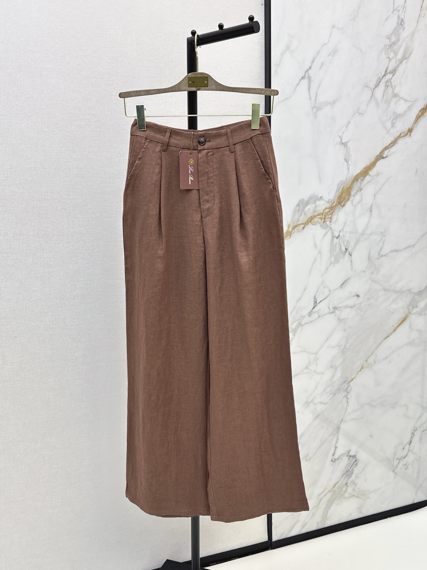 NO:876729,Vest, skirt, trousers, old money style high-end commuting, very practical. LP 26Ss————The latest old money style wear for spring and summer, a series of contrasting color splicing V-neck vest + splicing skirt. The vest is made of high-weight linen fabric. The texture is super good, very high-end, proper old money style. It can be used for daily gatherings or commuting. Lazy and casual, with a sense of vacation. Strong sense of styling. Developed in one color. Ready for sale sml,, loro  piana,skirts,19860909马甲 半裙 裤子 老钱风高阶通勤 实穿性超高 LP 26Ss————春夏最新款老钱风穿搭一系列撞色拼接V领马甲+拼接半裙 马甲采用了高克重的亚麻面料 质感超好 非常高级 妥妥的老钱风 日常聚会或者通勤都可以 慵懒休闲又有度假感 很强的造型感 一色分开发 现货发售sml,,loro piana,skirts,,Women's clothing