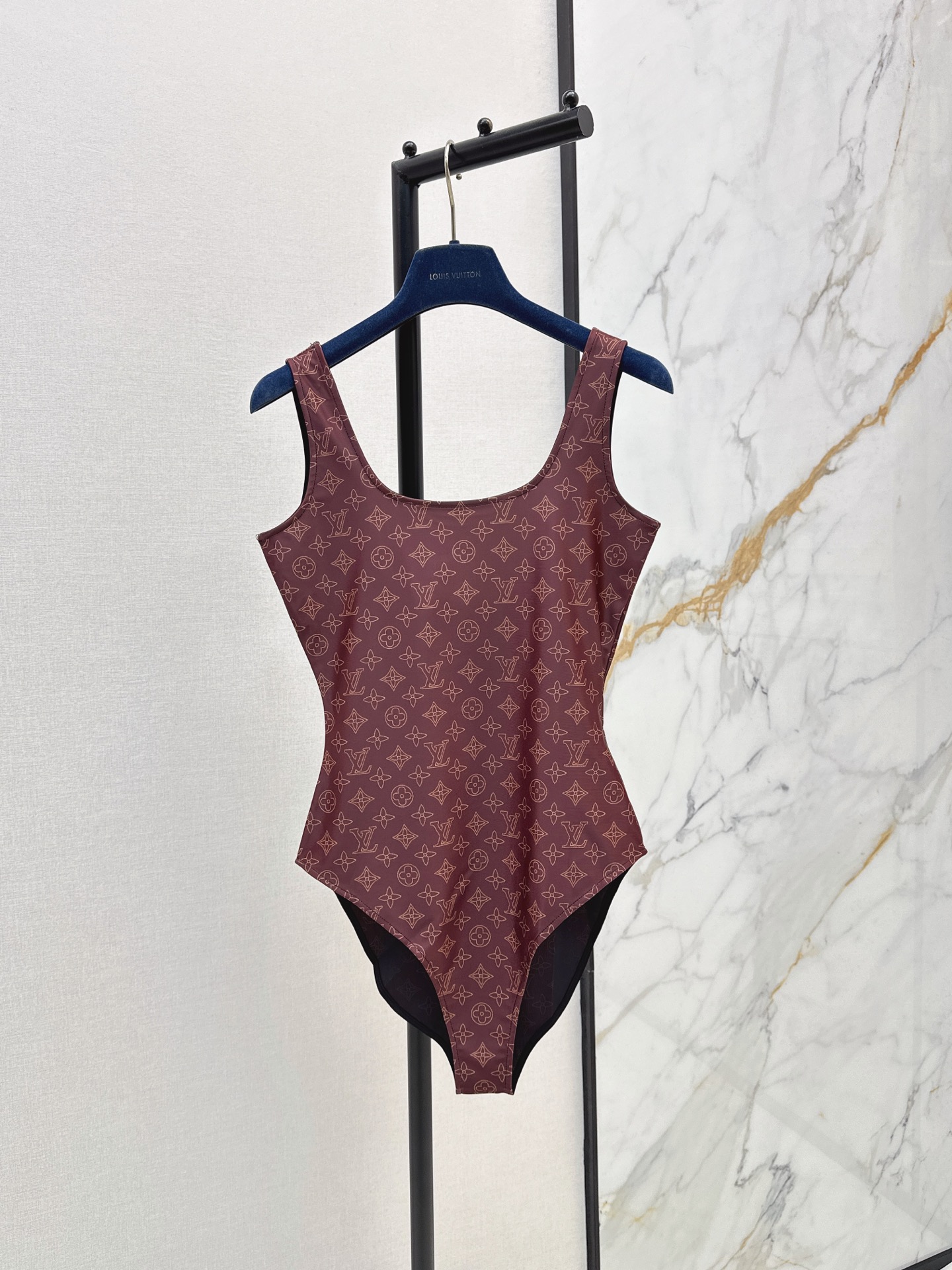NO:877615,Ljia 26Ss————The latest spring and summer presbyopic one-piece swimsuit. Classic coffee bottom + gold thread dotted presbyopia. The atmosphere is directly full. The yellow leather upper body looks white. High elastic and quick-drying fabric is close to the body and comfortable. U-neck + wide shoulder straps without slipping. The waist version can instantly transform into an hourglass figure. One color ready for sale sml,, louis vuitton, swimsuits,19860909L家 26Ss————春夏最新款老花连体背心泳衣 经典咖底+金线点状老花 氛围感直接拉满 黄皮上身巨显白 高弹速干面料贴身舒服 U领+宽肩带不溜肩 收腰版型秒变沙漏身材 一色现货发售sml,,louis vuitton,swimsuits,,Women's clothing